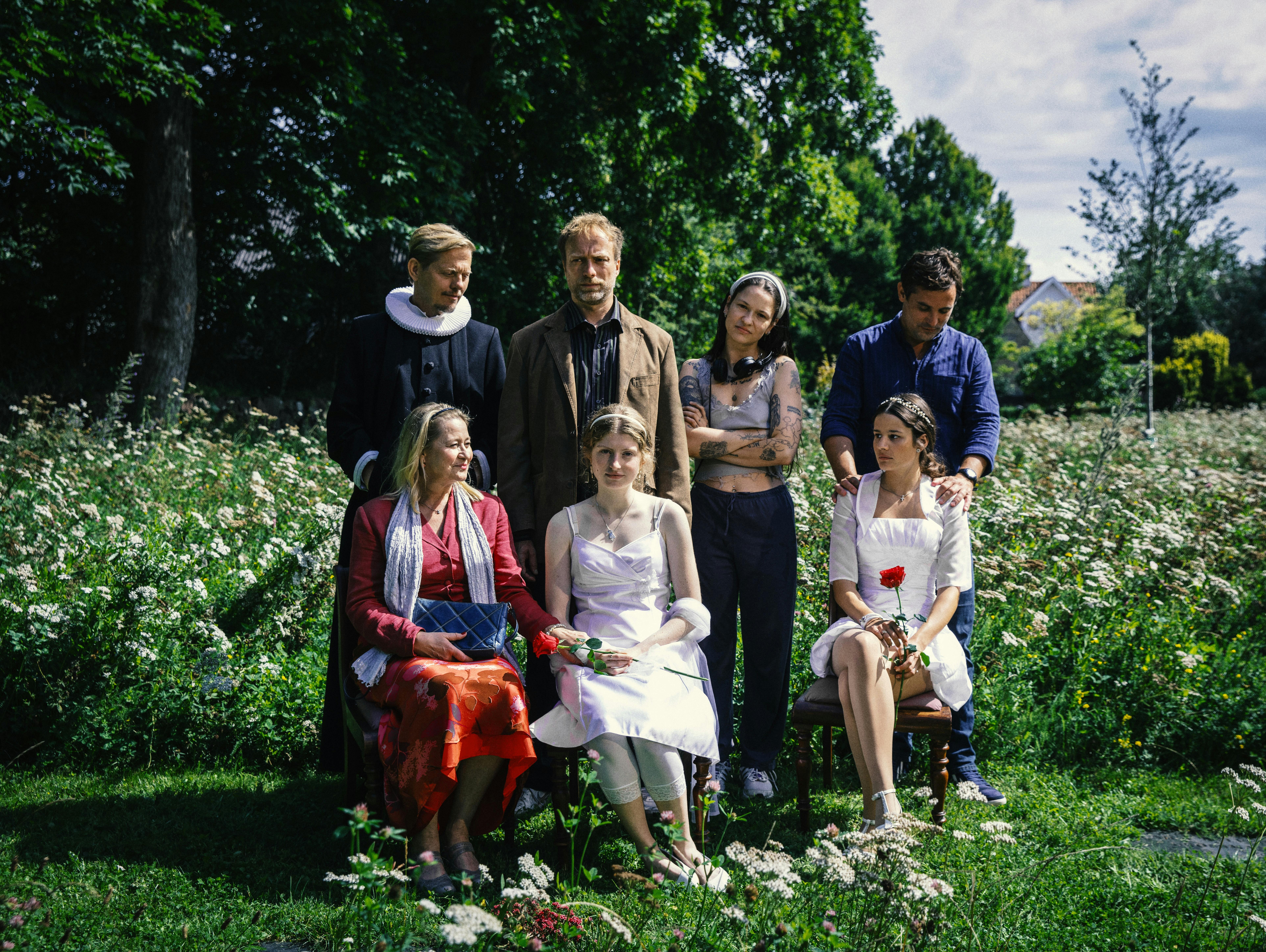 Instruktør Selva Sunniva sammen med holdet af skuespillere i 'Pigedyr'. Fra venstre: Thure Lindhardt, Trine Dyrholm, Morten Burian, Rebecca Ellen, Selma Sunniva, Christian Tafdrup og Ila Melina Raja