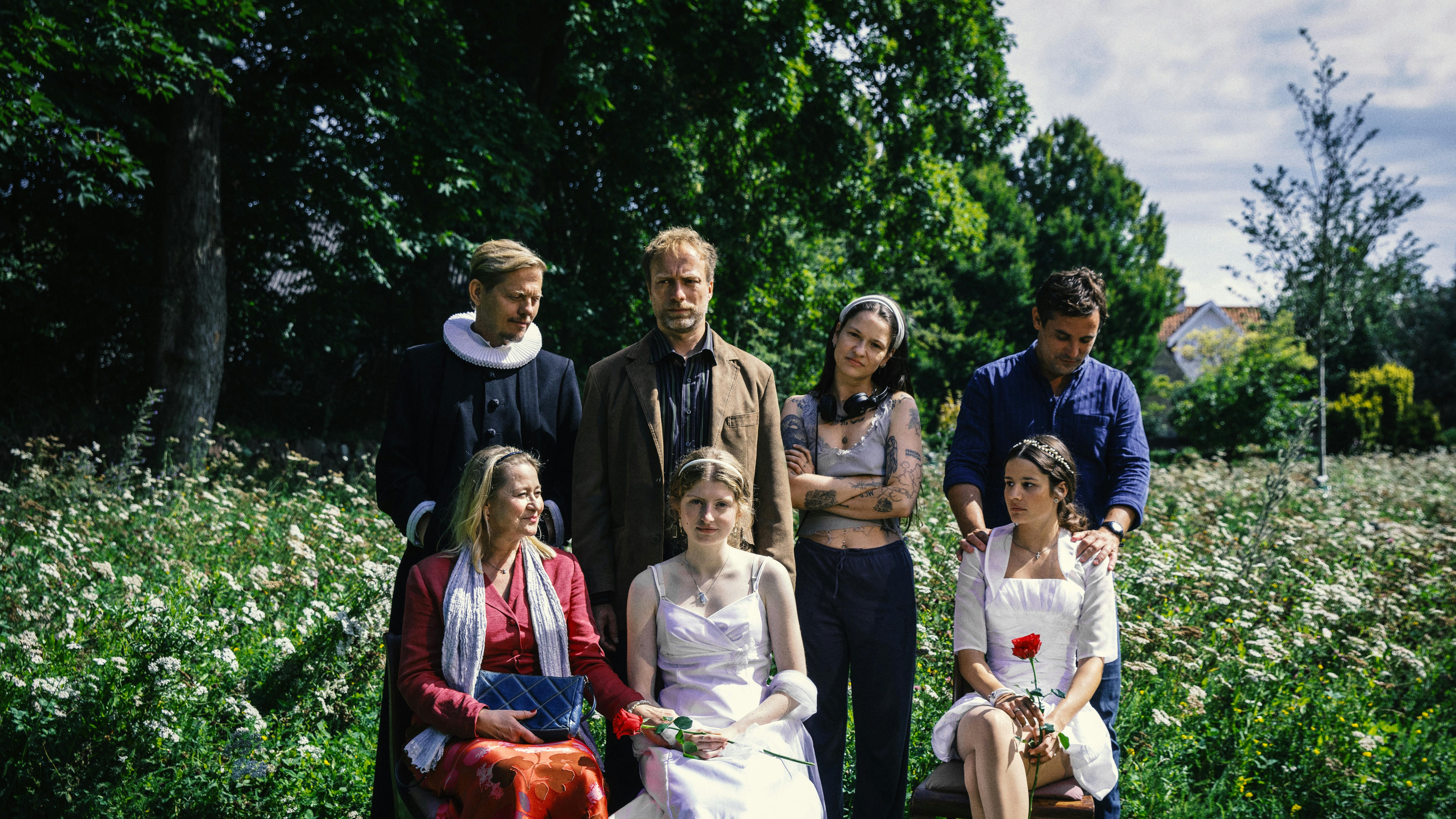 Instruktør Selva Sunniva sammen med holdet af skuespillere i 'Pigedyr'. Fra venstre: Thure Lindhardt, Trine Dyrholm, Morten Burian, Rebecca Ellen, Selma Sunniva, Christian Tafdrup og Ila Melina Raja