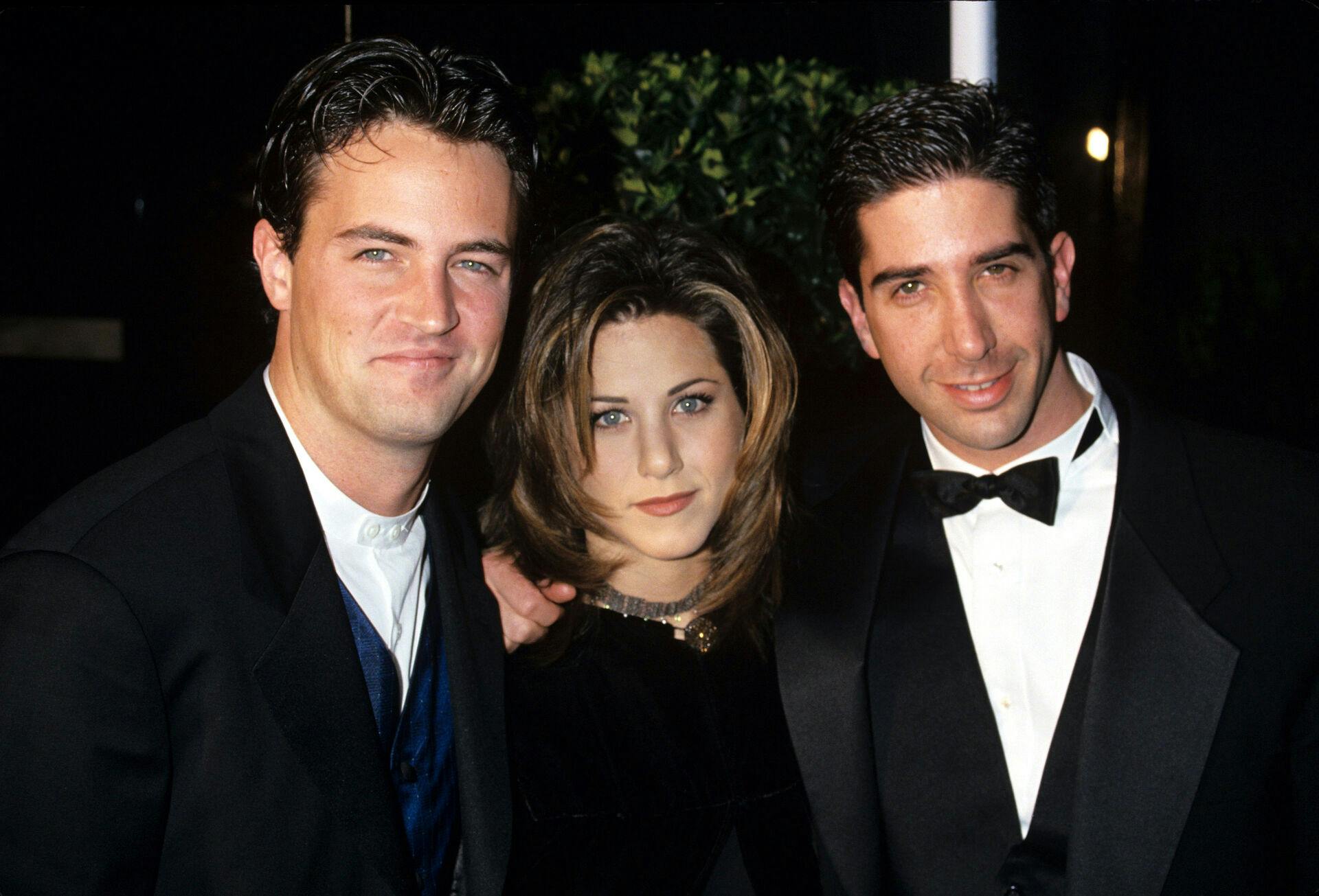 'Venner'-stjernen Jennifer Aniston er hudløs ærlig, når hun taler om kollegaen Matthew Perrys alt for tidlige død i oktober 2023. Her ses de med David Schwimmer