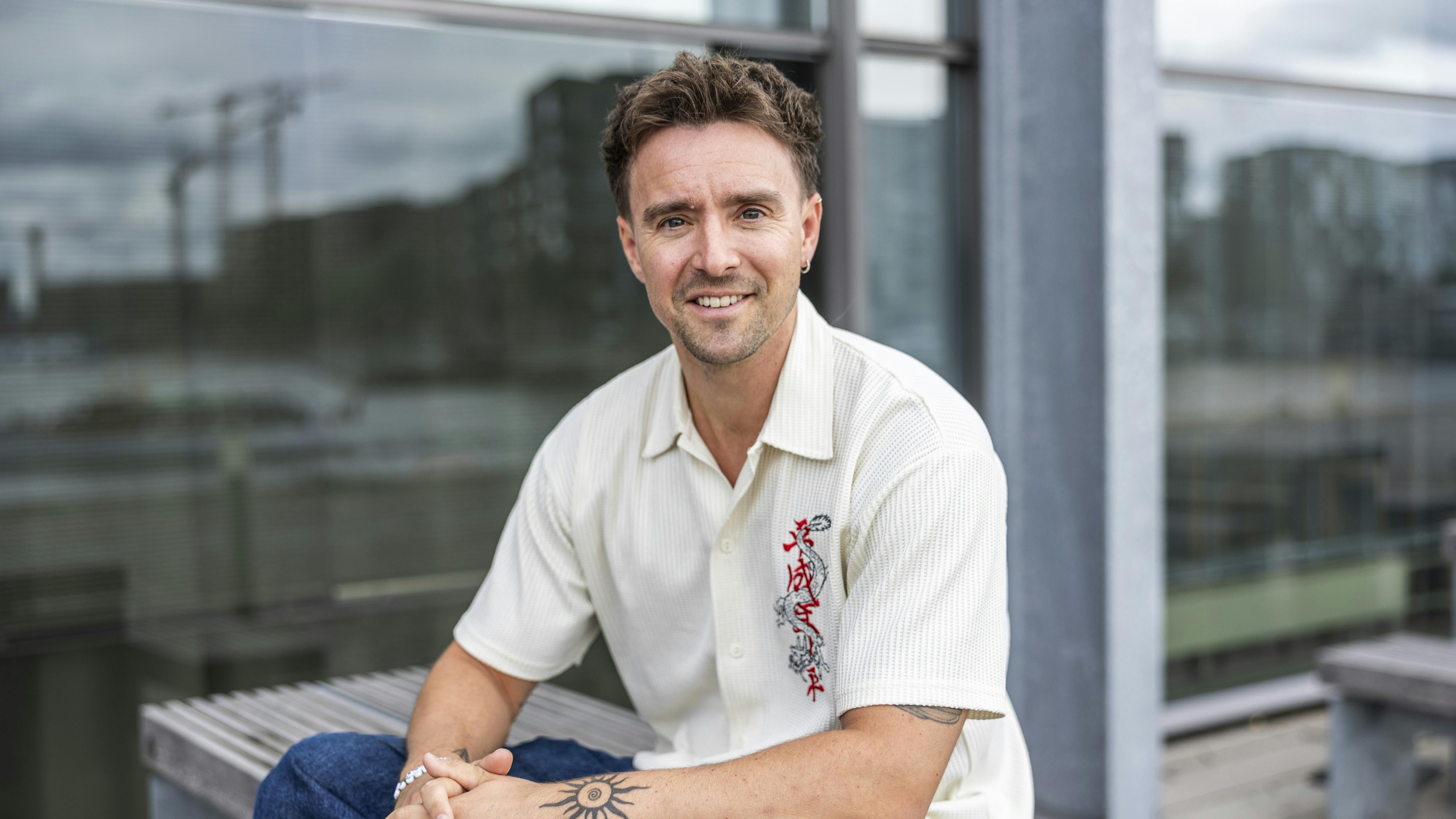 Martin Johannes Larsen er tilbage på 'Forræder'-slottet, hvor han gør klar til at tage imod 18 spillere fra hele Danmark