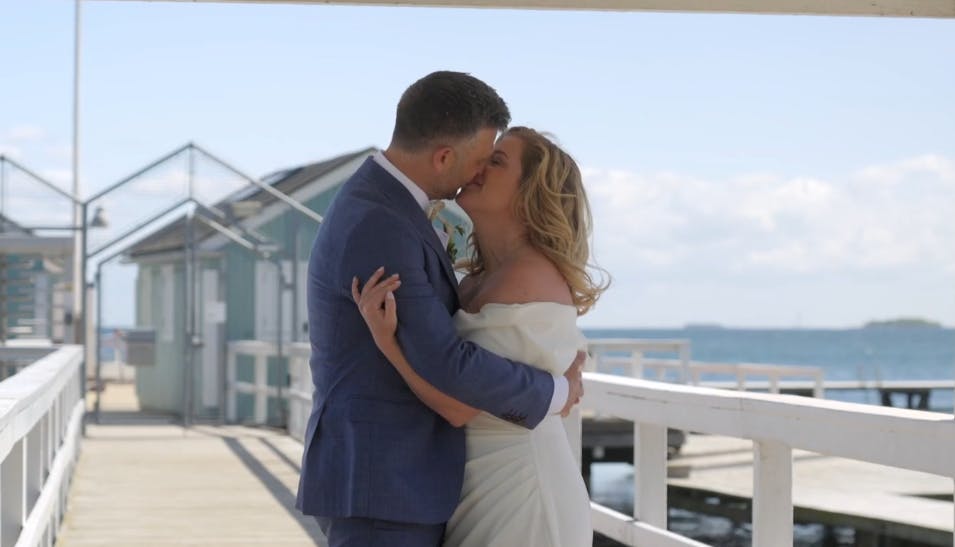 Lasse Lilja Vilhelmsen og Dorthe Johanne Brown kunne ikke holde fingrene fra hinanden i første afsnit af 'Gift ved første blik'