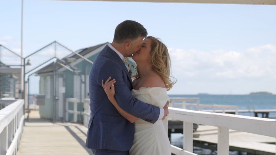 Lasse Lilja Vilhelmsen og Dorthe Johanne Brown kunne ikke holde fingrene fra hinanden i første afsnit af 'Gift ved første blik'