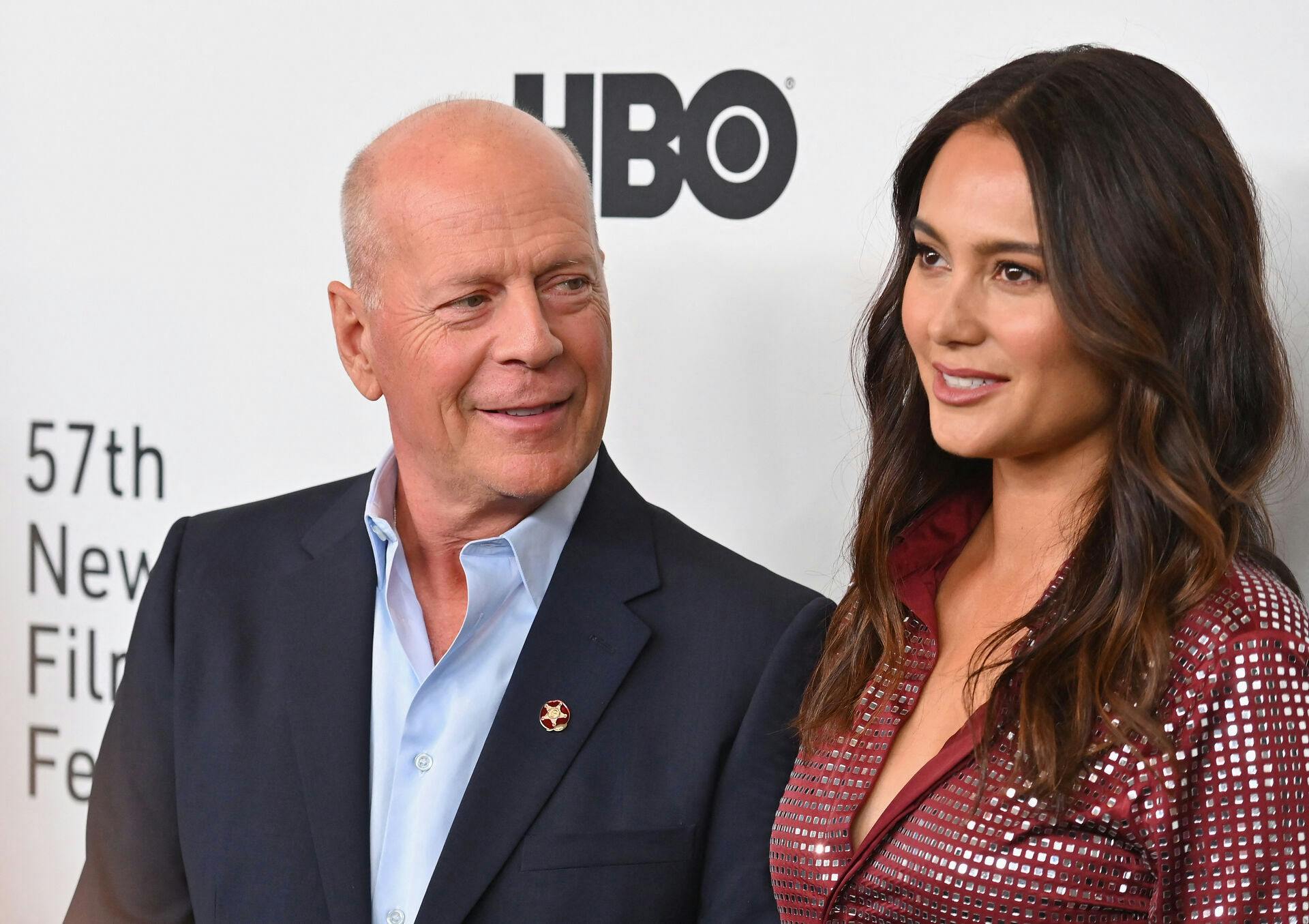 Bruce Willis og Emma Heming Willis sammen på den røde løber i 2019