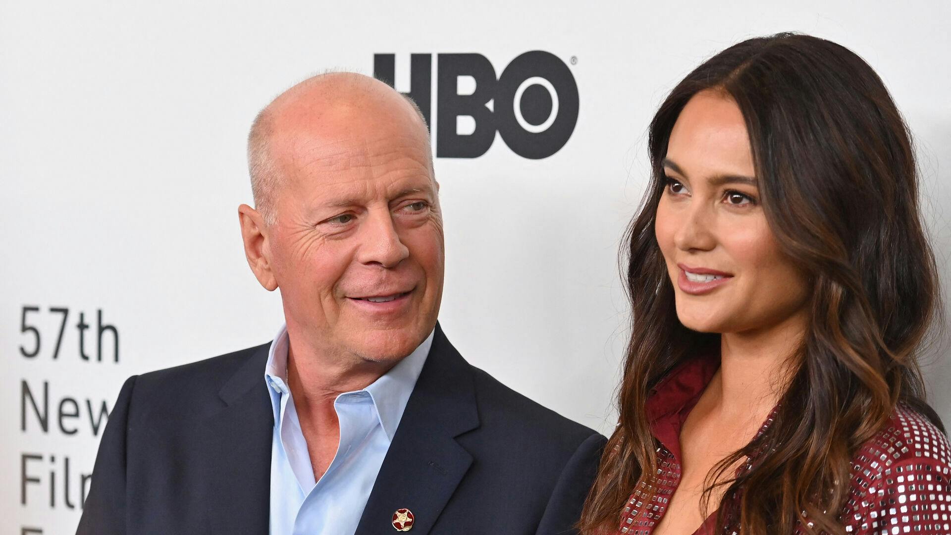 Bruce Willis og Emma Heming Willis sammen på den røde løber i 2019
