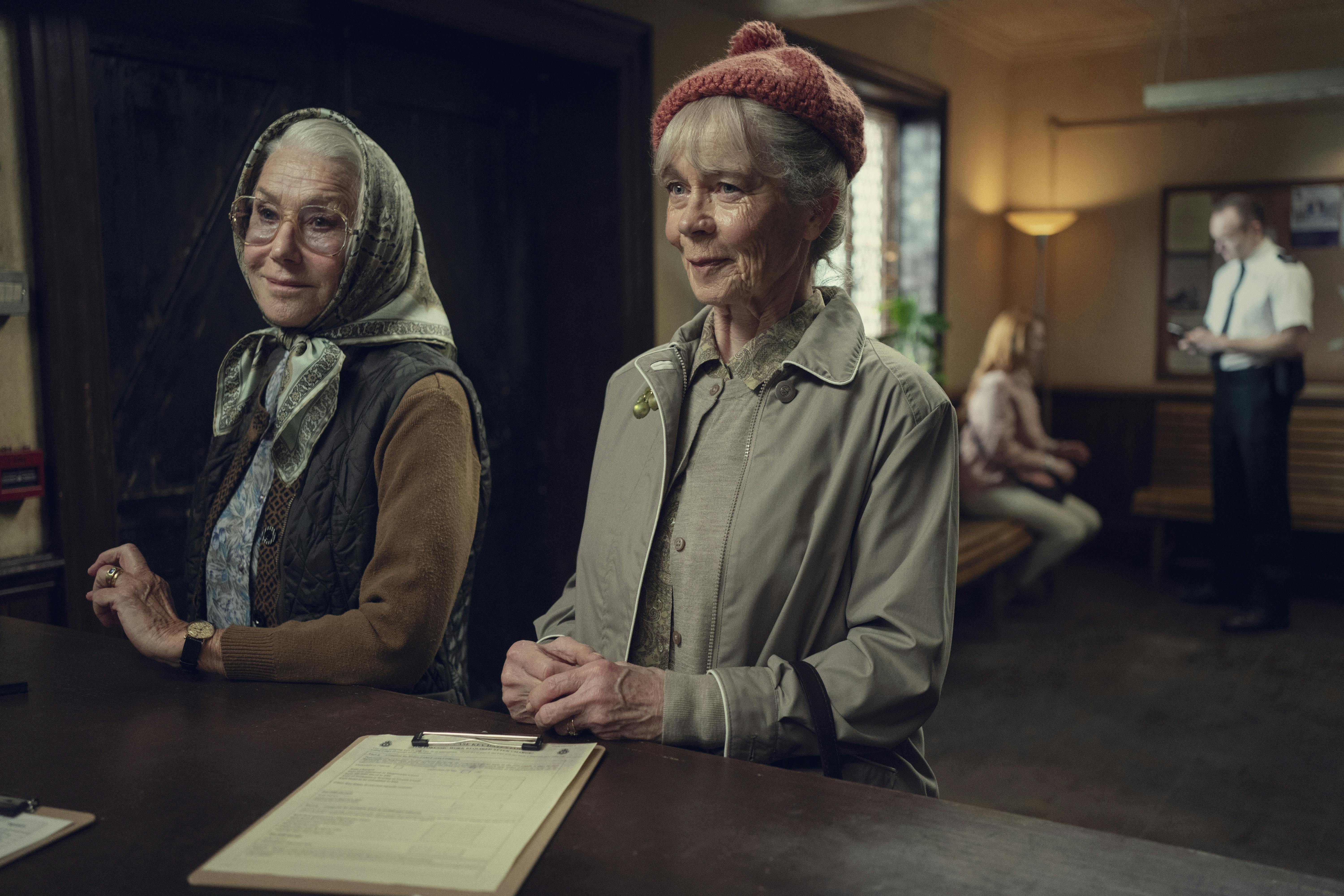 The Thursday Murder Club (L to R) Helen Mirren and Celia Imrie. torsdagsmordklubben anmeldelse Photo Credit: Giles Keyte / Netflix
