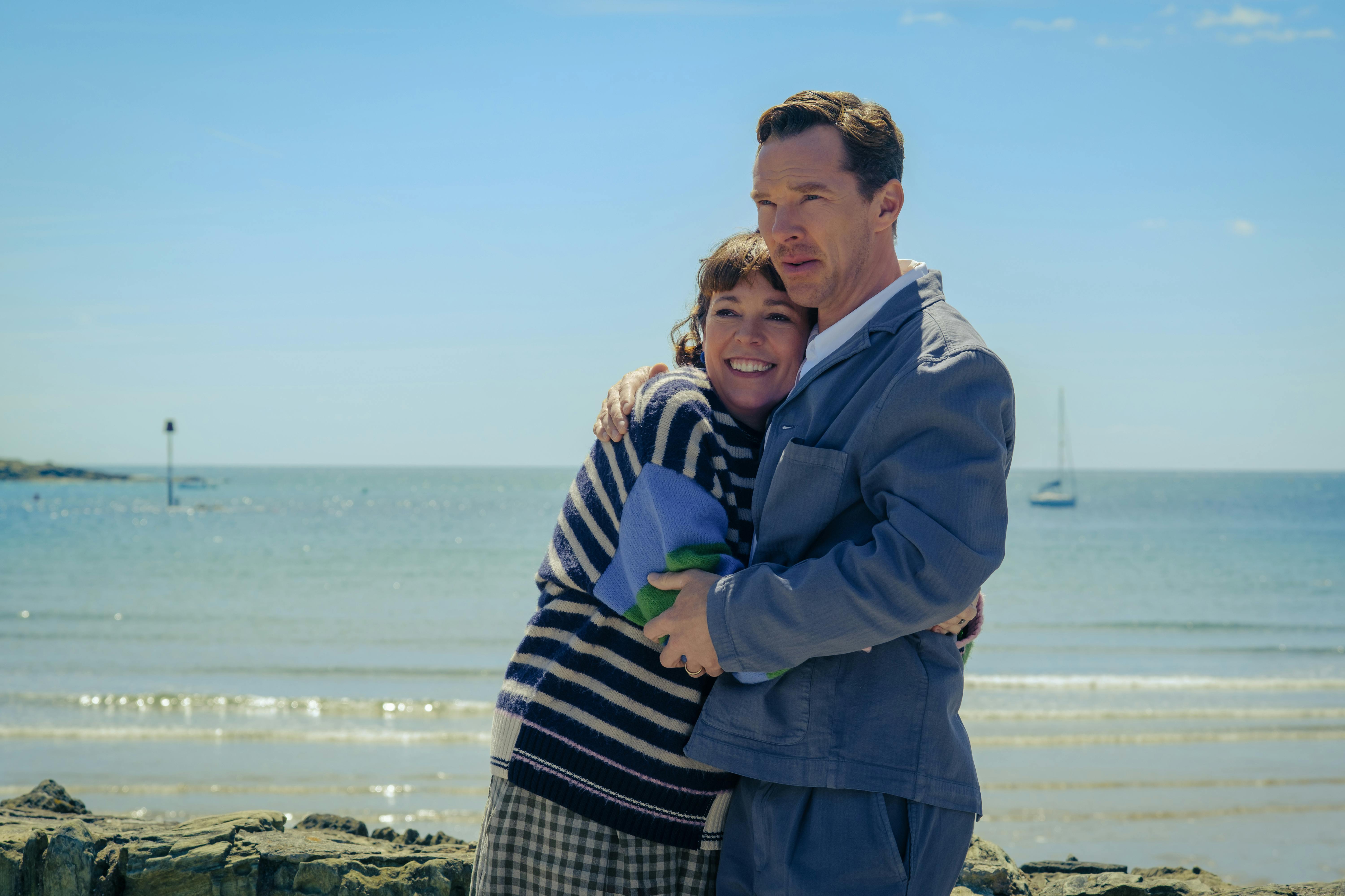 Olivia Colman and Benedict Cumberbatch in THE ROSES anmeldelse. Photo by Jaap Buitendijk, Courtesy of Searchlight Pictures. © 2025 Searchlight Pictures All Rights Reserved.