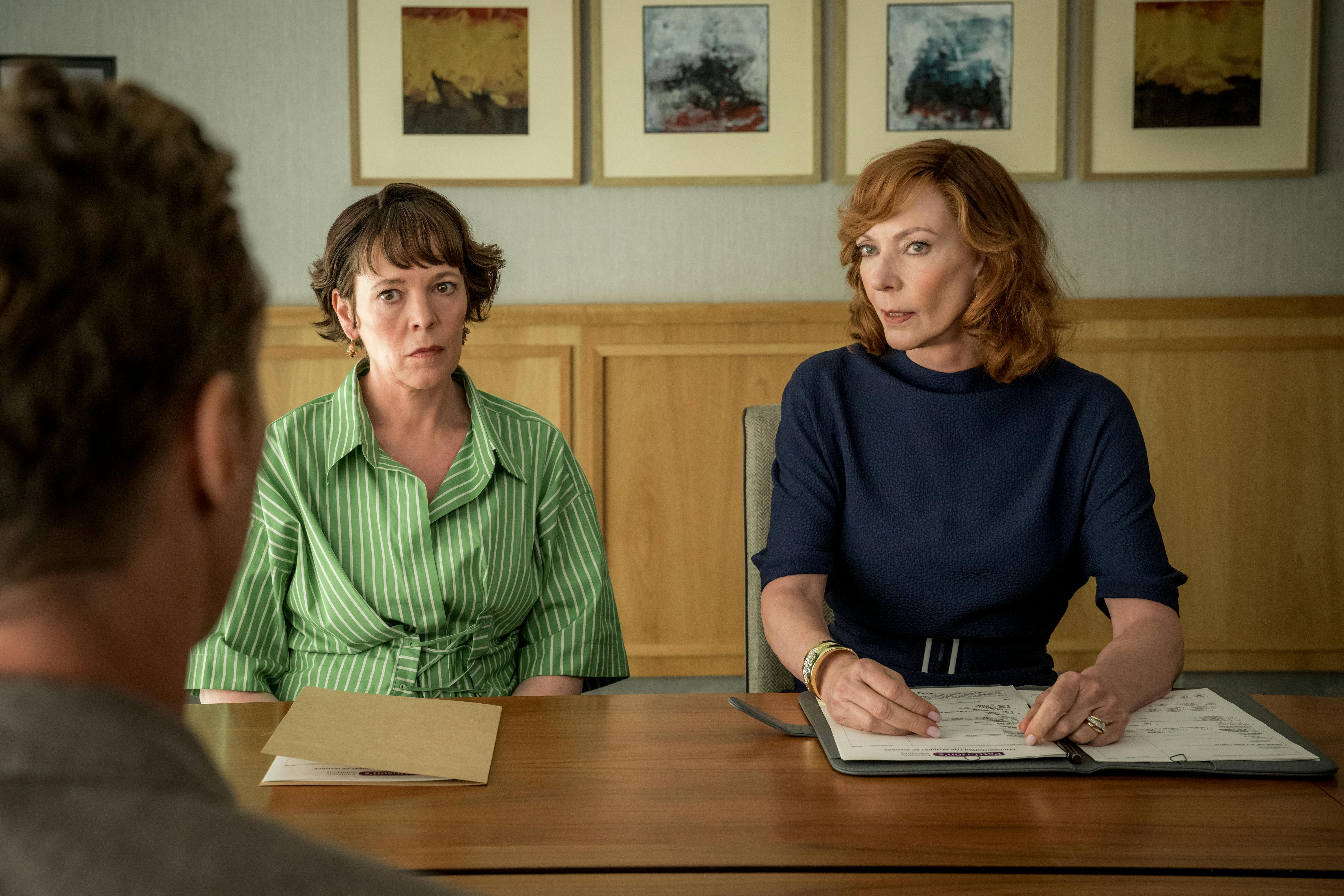 Olivia Colman and Allison Janney in THE ROSES anmeldelse. Photo by Jaap Buitendijk, Courtesy of Searchlight Pictures. © 2025 Searchlight Pictures All Rights Reserved.