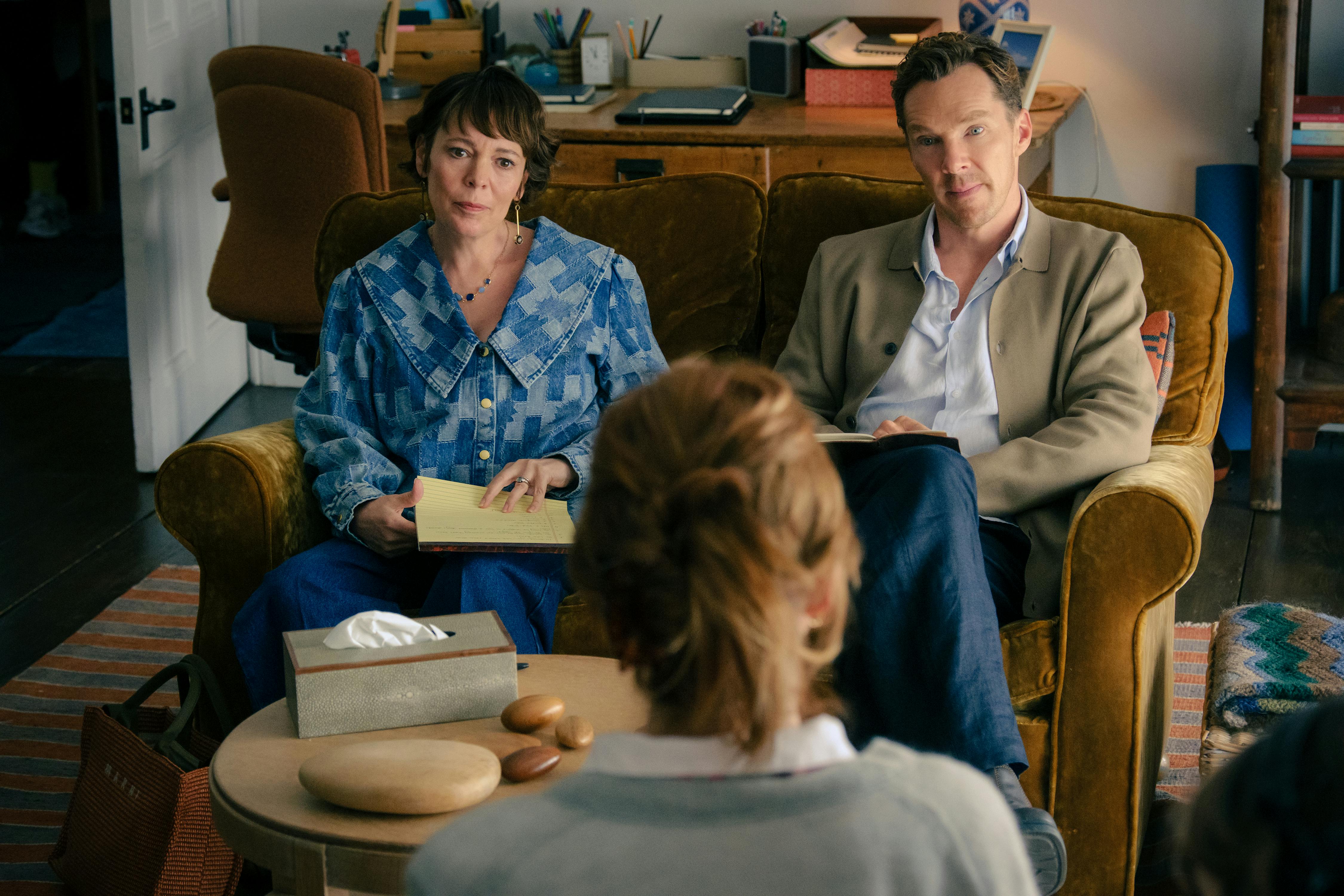 Olivia Colman and Benedict Cumberbatch in THE ROSES anmeldelse. Photo by Jaap Buitendijk, Courtesy of Searchlight Pictures. © 2025 Searchlight Pictures All Rights Reserved.