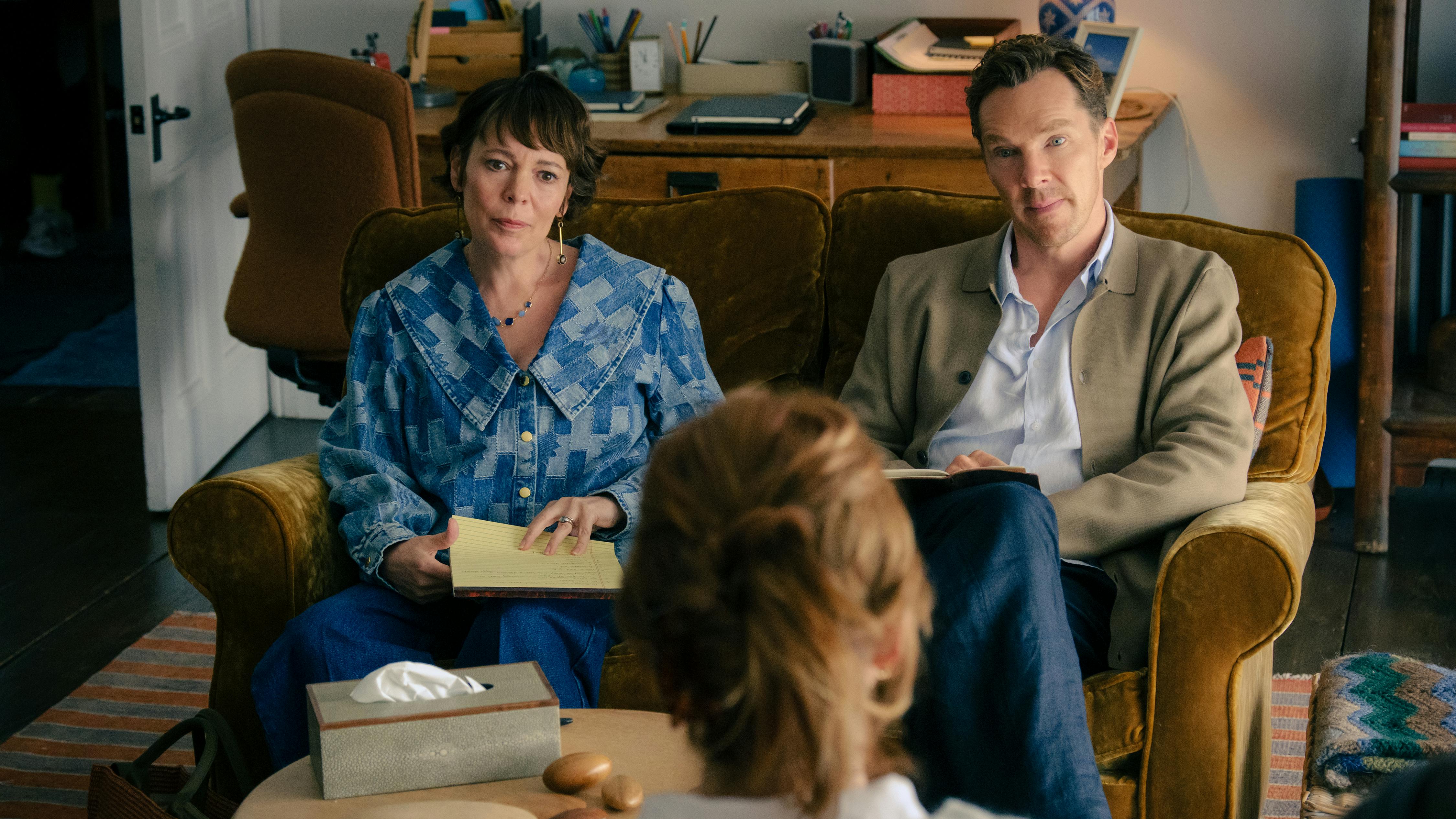 Olivia Colman and Benedict Cumberbatch in THE ROSES anmeldelse. Photo by Jaap Buitendijk, Courtesy of Searchlight Pictures. © 2025 Searchlight Pictures All Rights Reserved.
