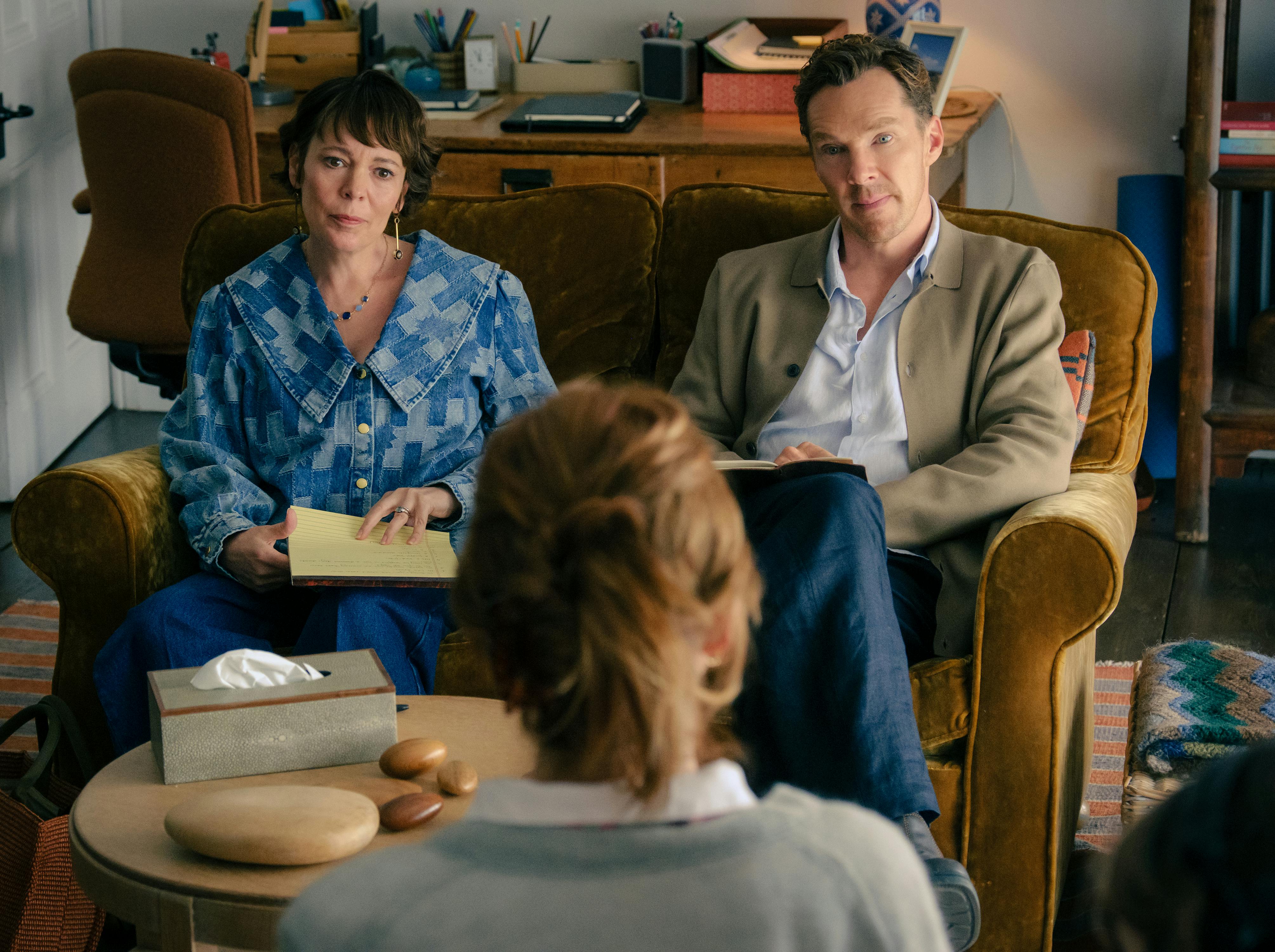 Olivia Colman and Benedict Cumberbatch in THE ROSES anmeldelse. Photo by Jaap Buitendijk, Courtesy of Searchlight Pictures. © 2025 Searchlight Pictures All Rights Reserved.