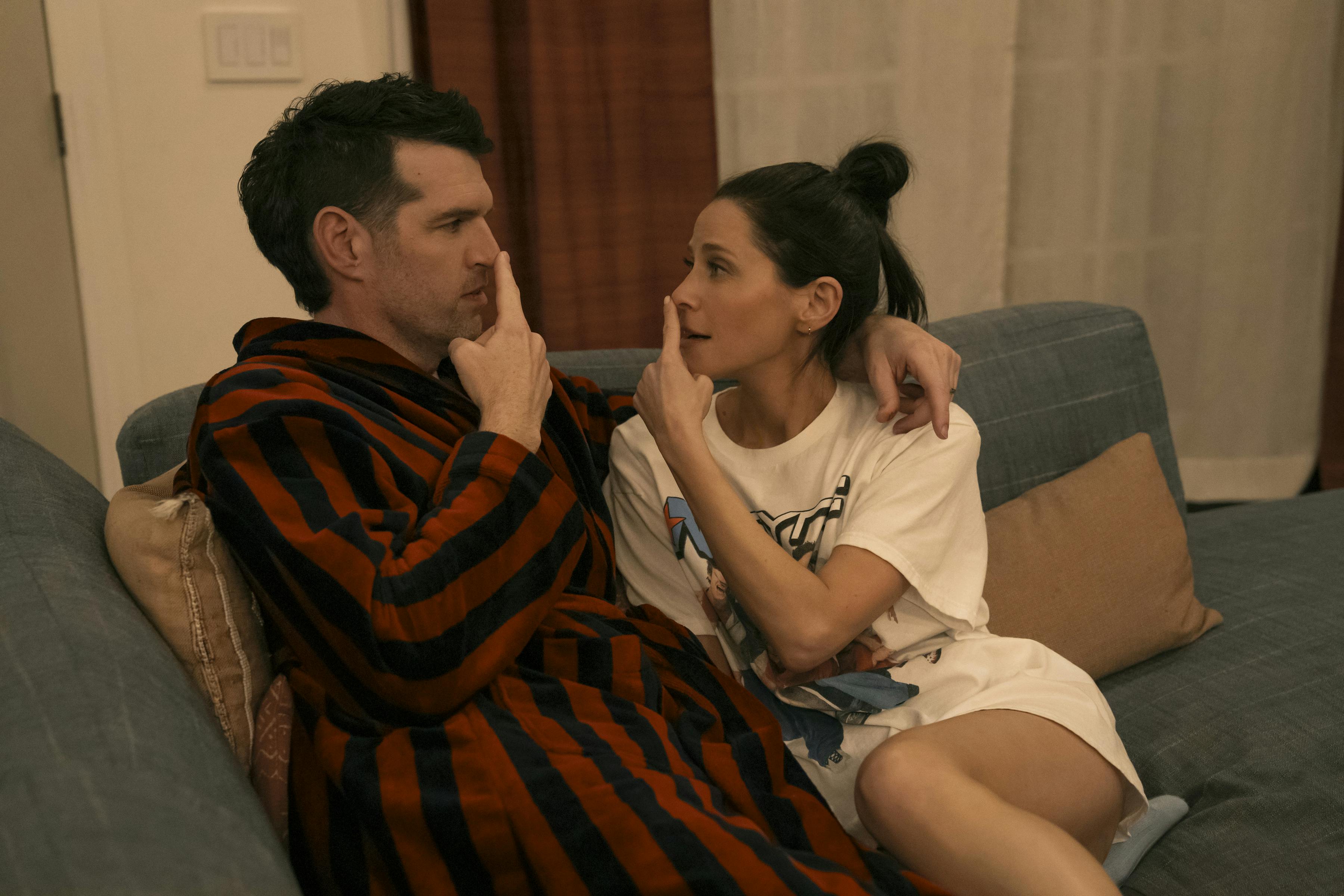 Sasha (Timothy Simons) og Esther (Jackie Tohn) i 'Nobody Wants This' sæson 2