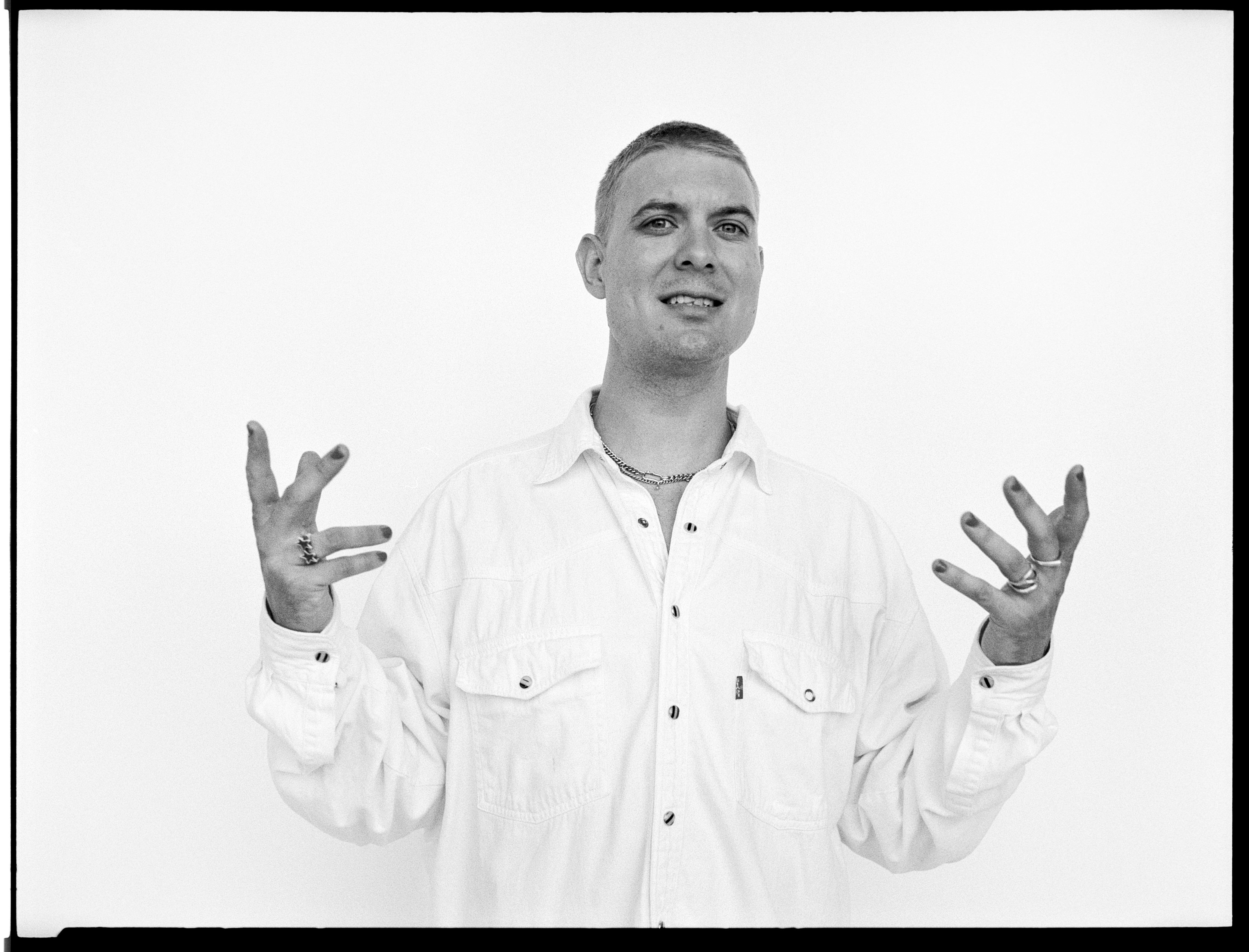 Caspar Eric har netop udgivet sin sidste digtsamling, ‘Crip’, der skildrer den diskrimination, som mennesker med handikap oplever i Danmark. Her svarer han på en række spørgsmål