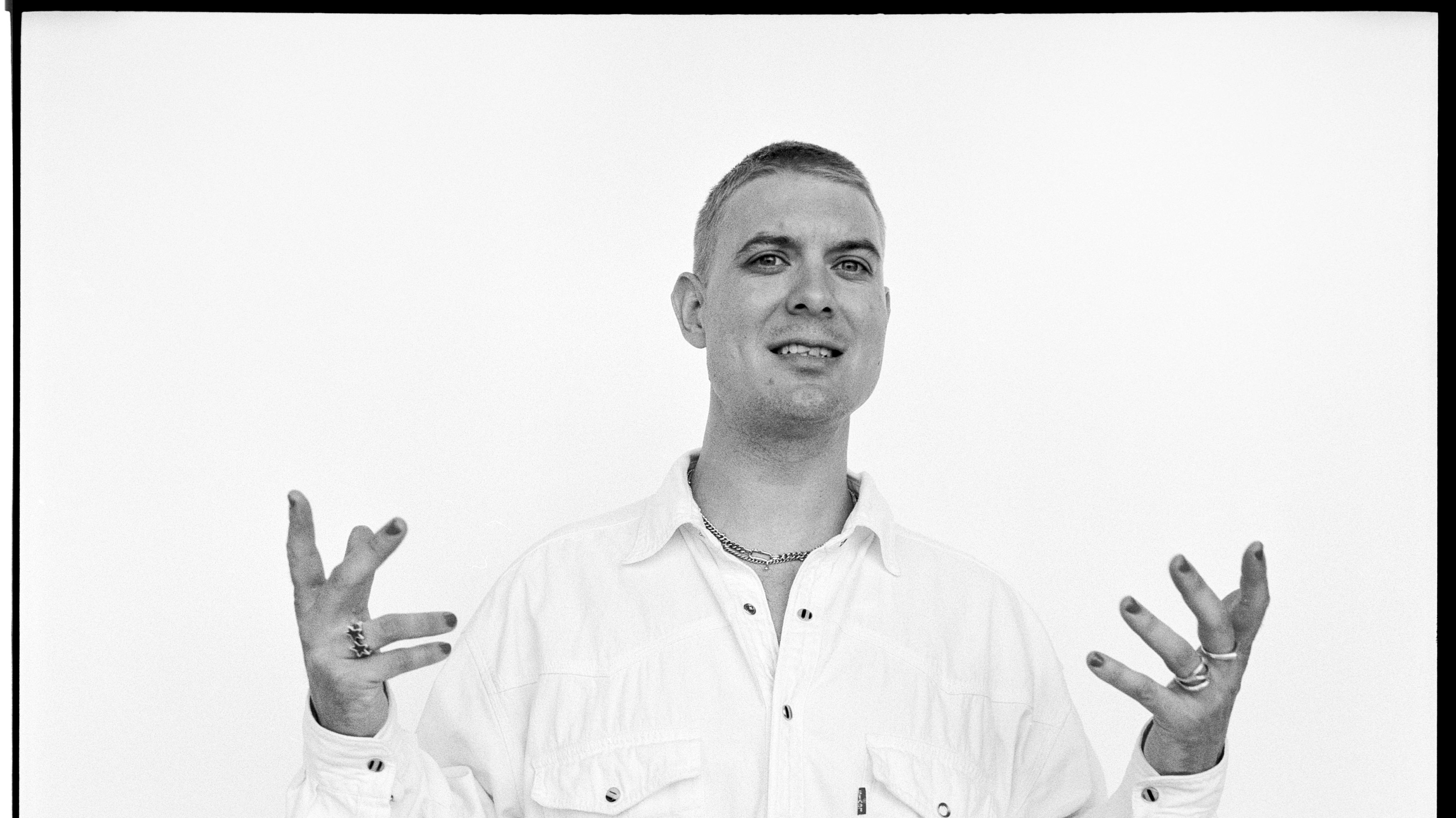 Caspar Eric har netop udgivet sin sidste digtsamling, ‘Crip’, der skildrer den diskrimination, som mennesker med handikap oplever i Danmark. Her svarer han på en række spørgsmål