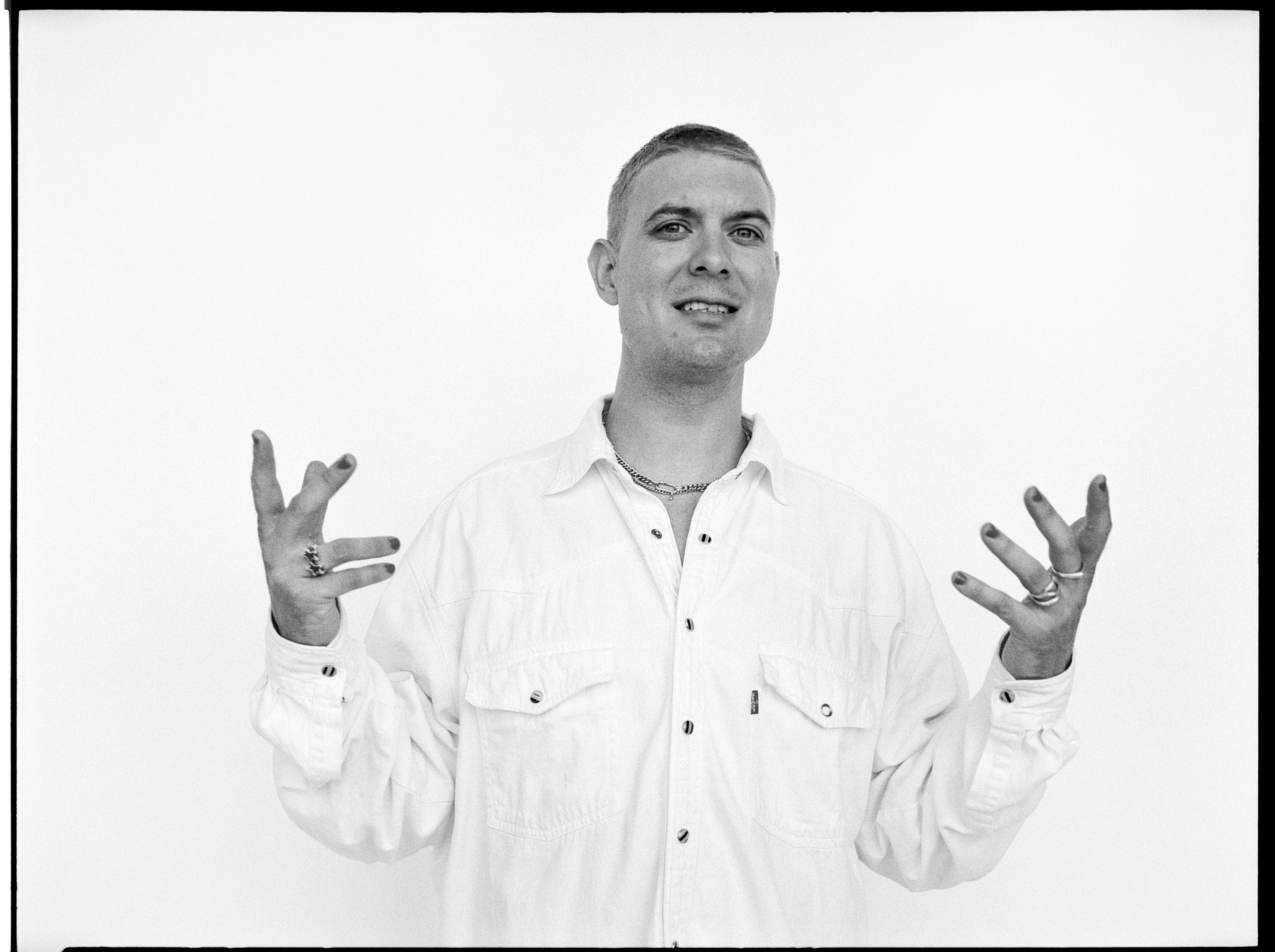 Caspar Eric har netop udgivet sin sidste digtsamling, ‘Crip’, der skildrer den diskrimination, som mennesker med handikap oplever i Danmark. Her svarer han på en række spørgsmål