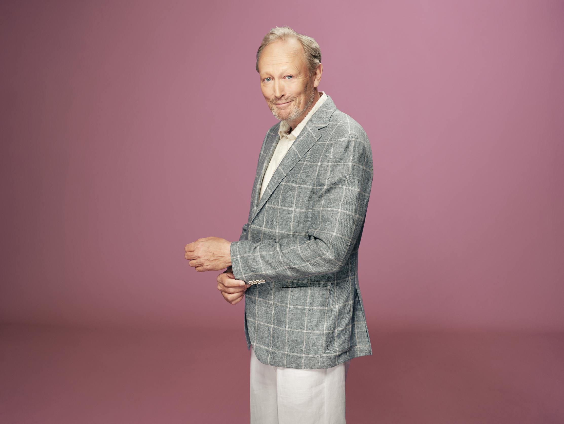 Lars Mikkelsen springer ud i satire, skarpe punchlines og musikalske indslag, når han næste år gør debut på de skrå brædder i teltet på Bakken