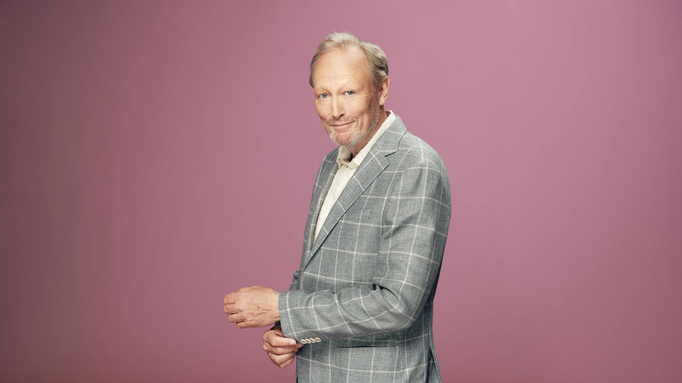Lars Mikkelsen springer ud i satire, skarpe punchlines og musikalske indslag, når han næste år gør debut på de skrå brædder i teltet på Bakken