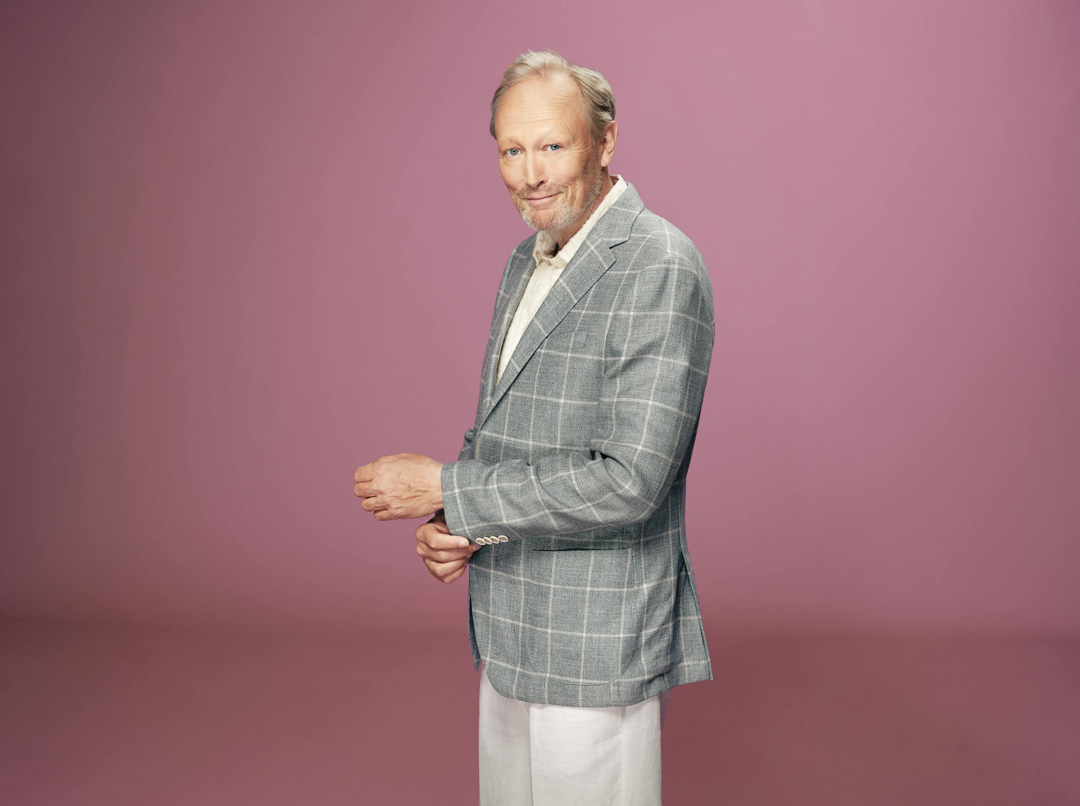 Lars Mikkelsen springer ud i satire, skarpe punchlines og musikalske indslag, når han næste år gør debut på de skrå brædder i teltet på Bakken