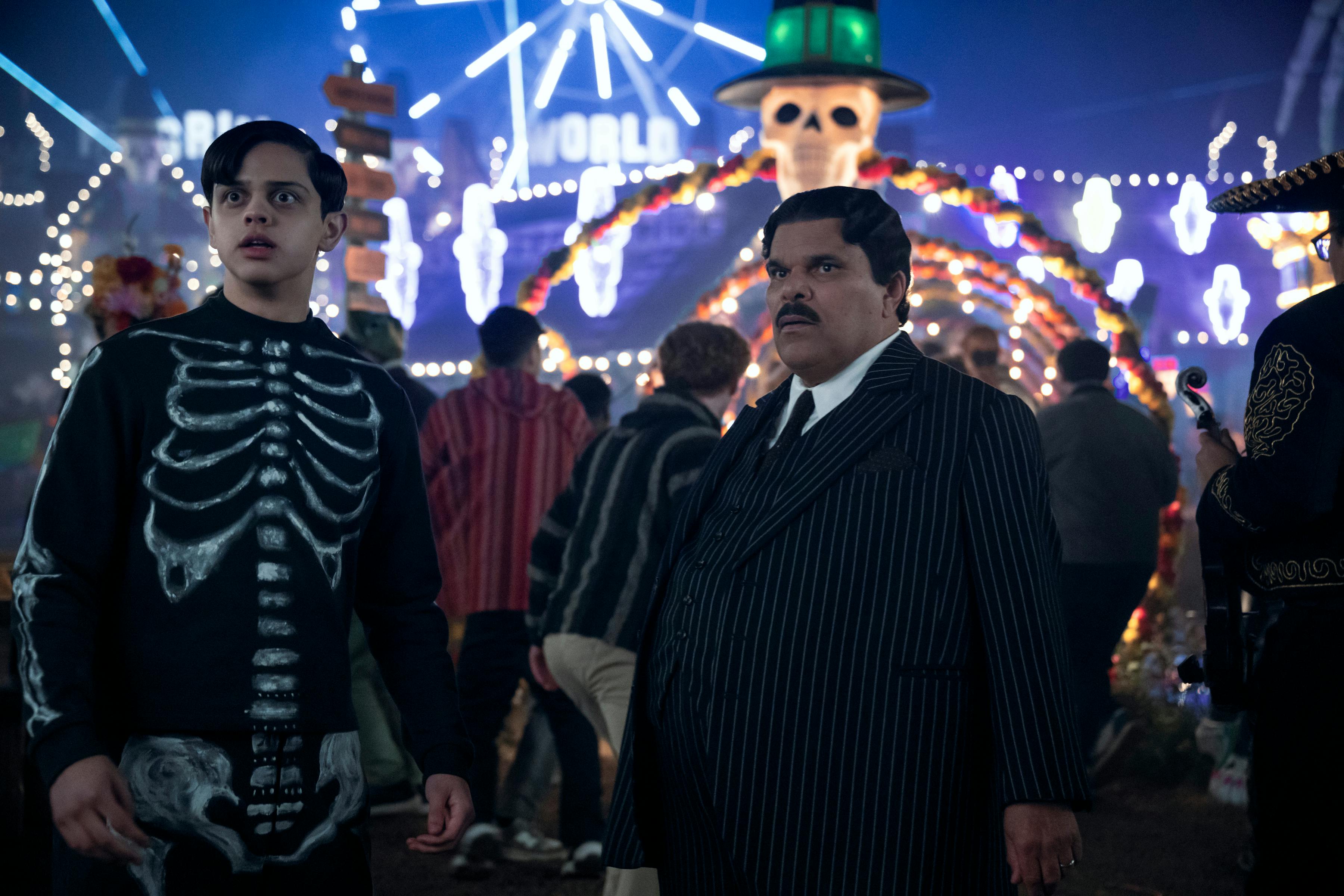Wednesday anmeldelse. (L to R) Isaac Ordonez as Pugsley Addams, Luis Guzmán as Gomez Addams in episode 205 of Wednesday. Cr. Helen Sloan/Netflix © 2025
