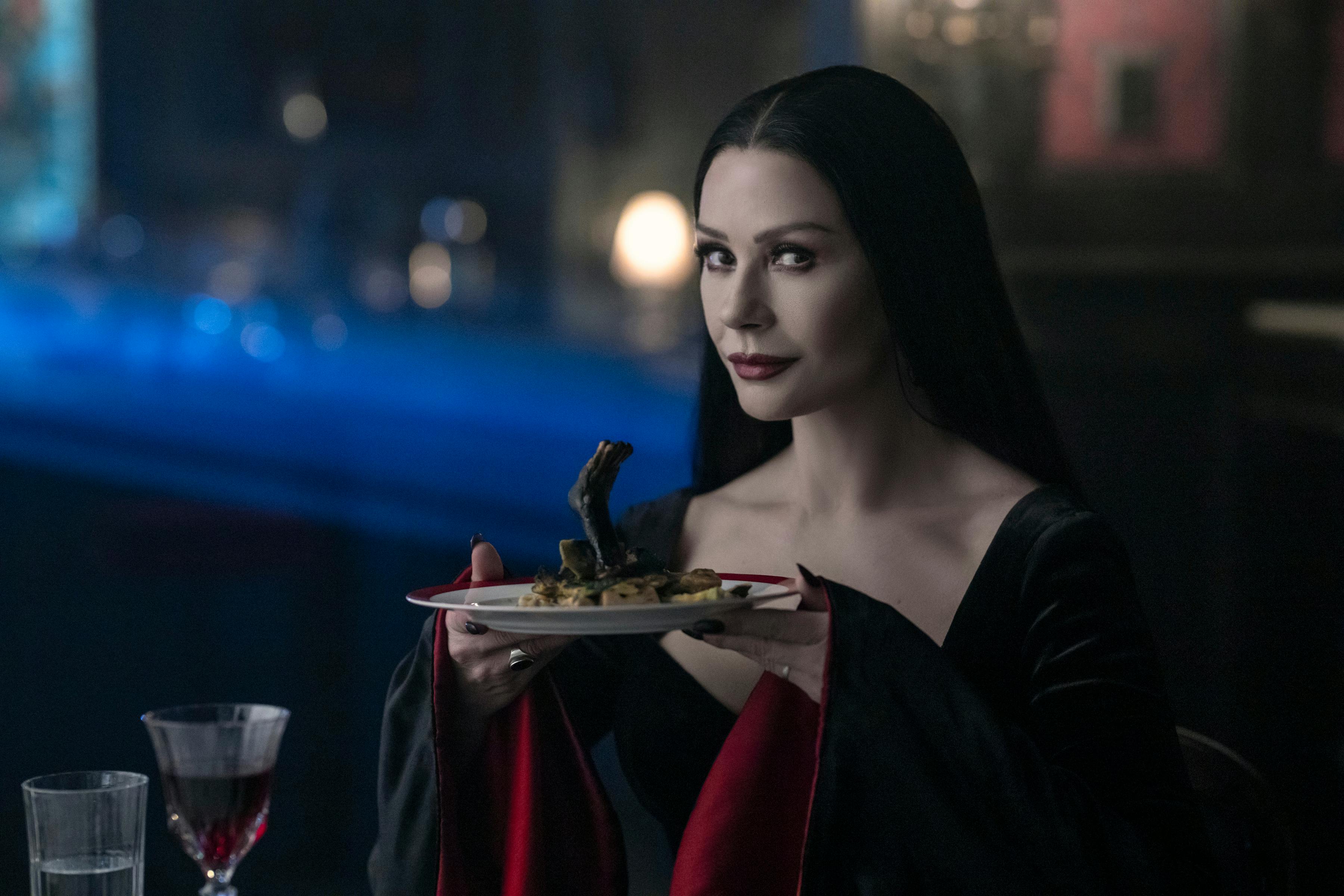 Wednesday anmeldelse. Catherine Zeta-Jones as Morticia Addams in episode 206 of Wednesday. Cr. Helen Sloan/Netflix © 2025