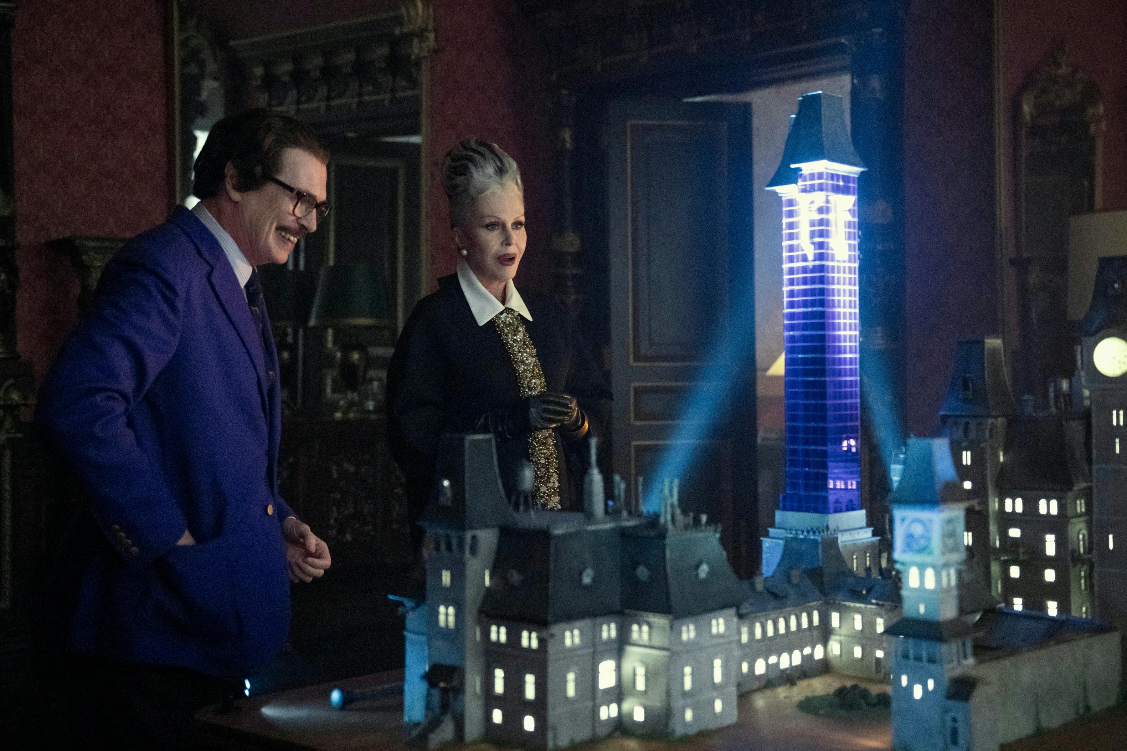 Wednesday anmeldelse. (L to R) Steve Buscemi as Barry Dort, Joanna Lumley as Grandmama in episode 207 of Wednesday. Cr. Helen Sloan/Netflix © 2025