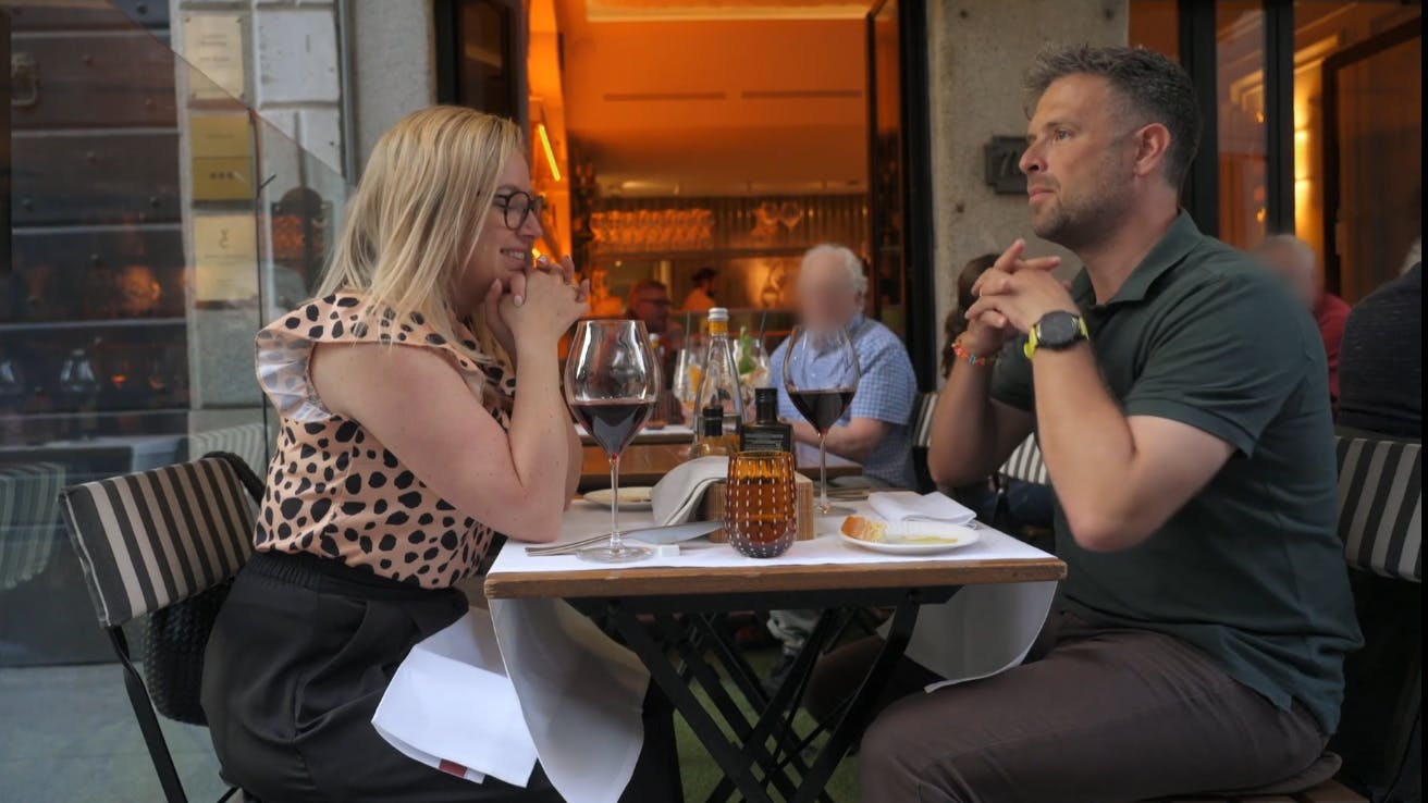 Dorthe og Lasse har først middag på bryllupsrejsen, da hun fornemmer, at han trækker sig