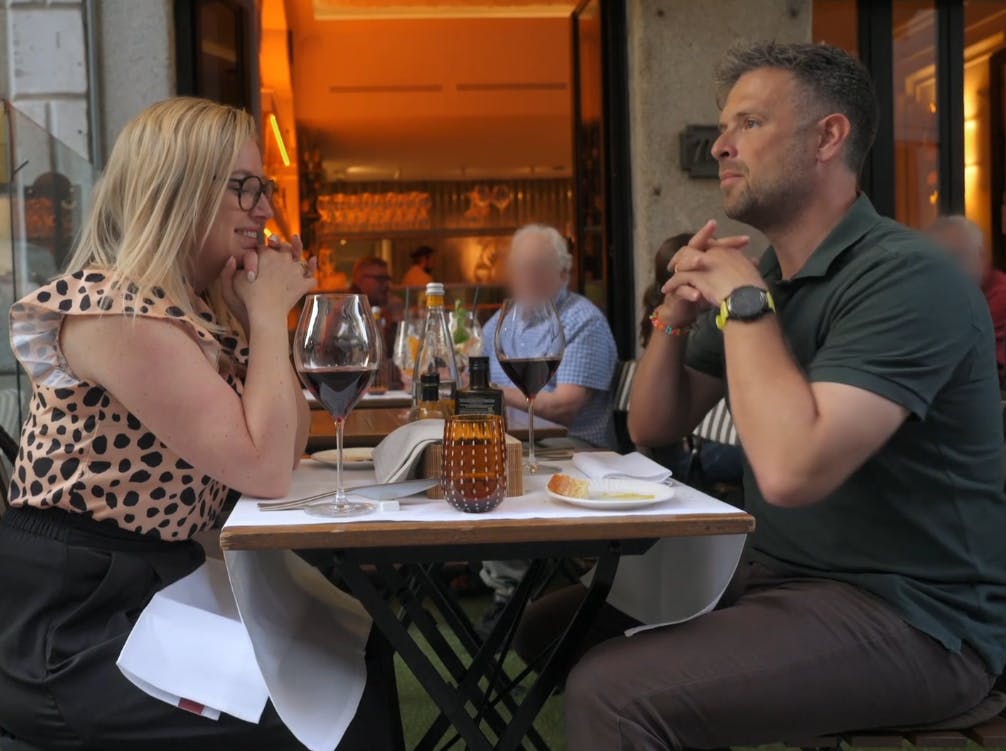 Dorthe og Lasse har først middag på bryllupsrejsen, da hun fornemmer, at han trækker sig