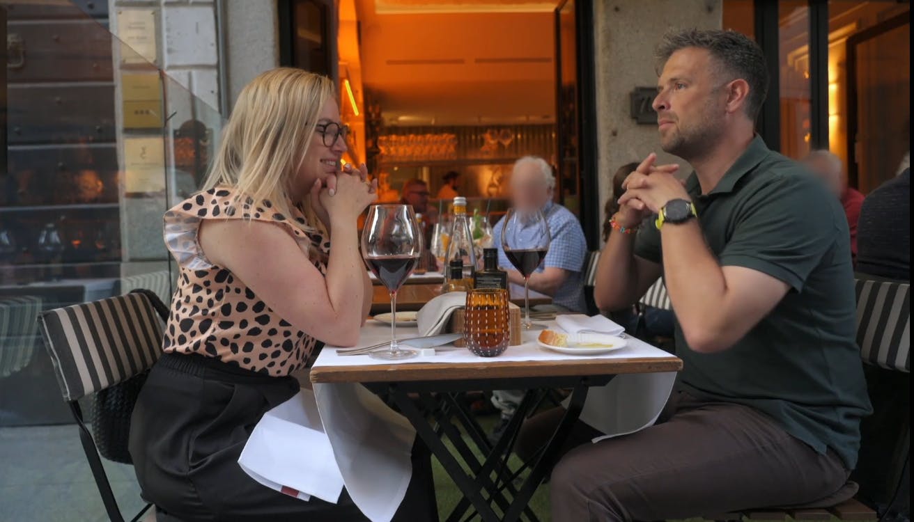 Dorthe og Lasse har først middag på bryllupsrejsen, da hun fornemmer, at han trækker sig