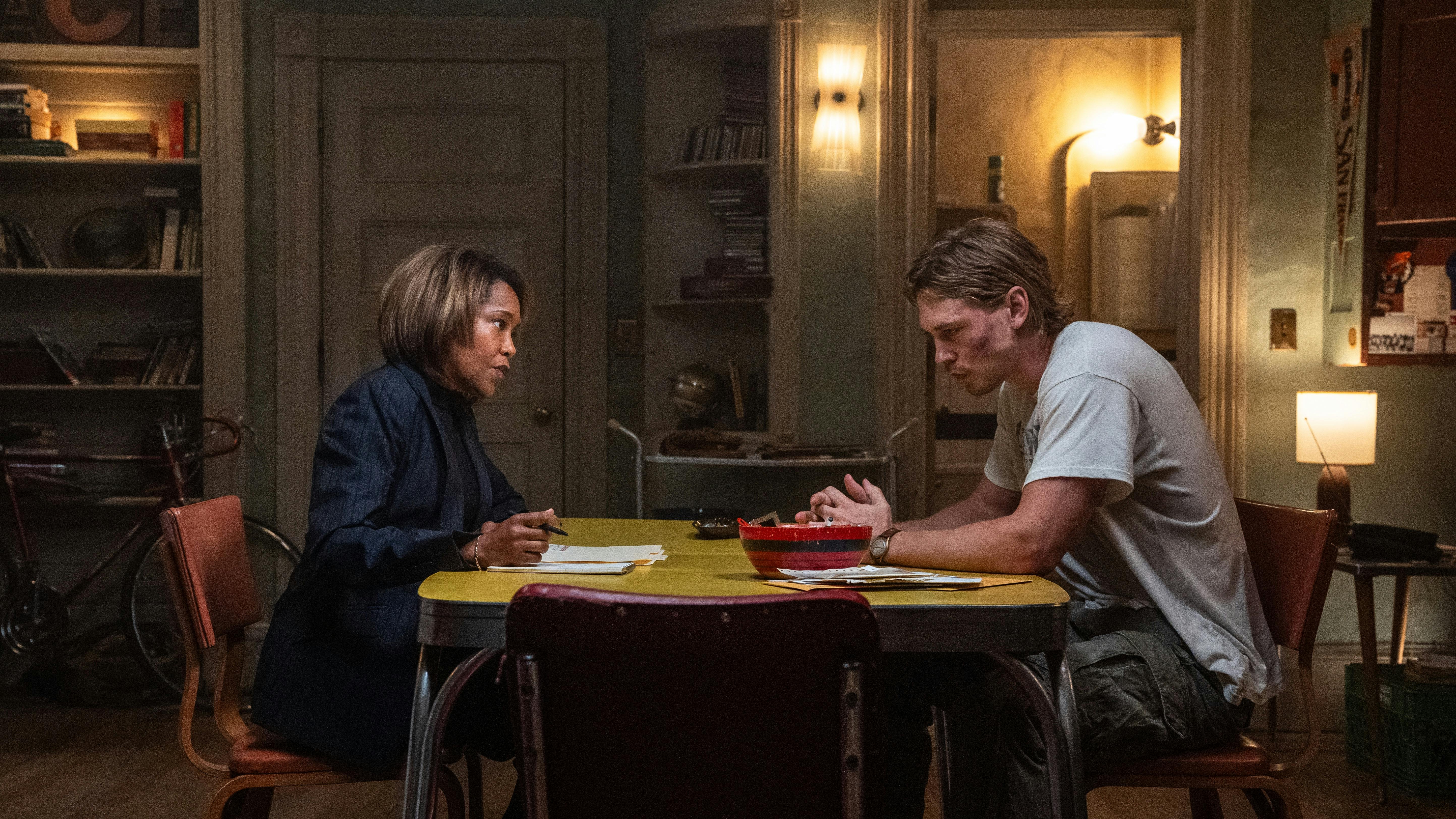 Roman (Regina King) sits down with Hank (Austin Butler) to get some answers in Columbia Pictures CAUGHT STEALING anmeldelse