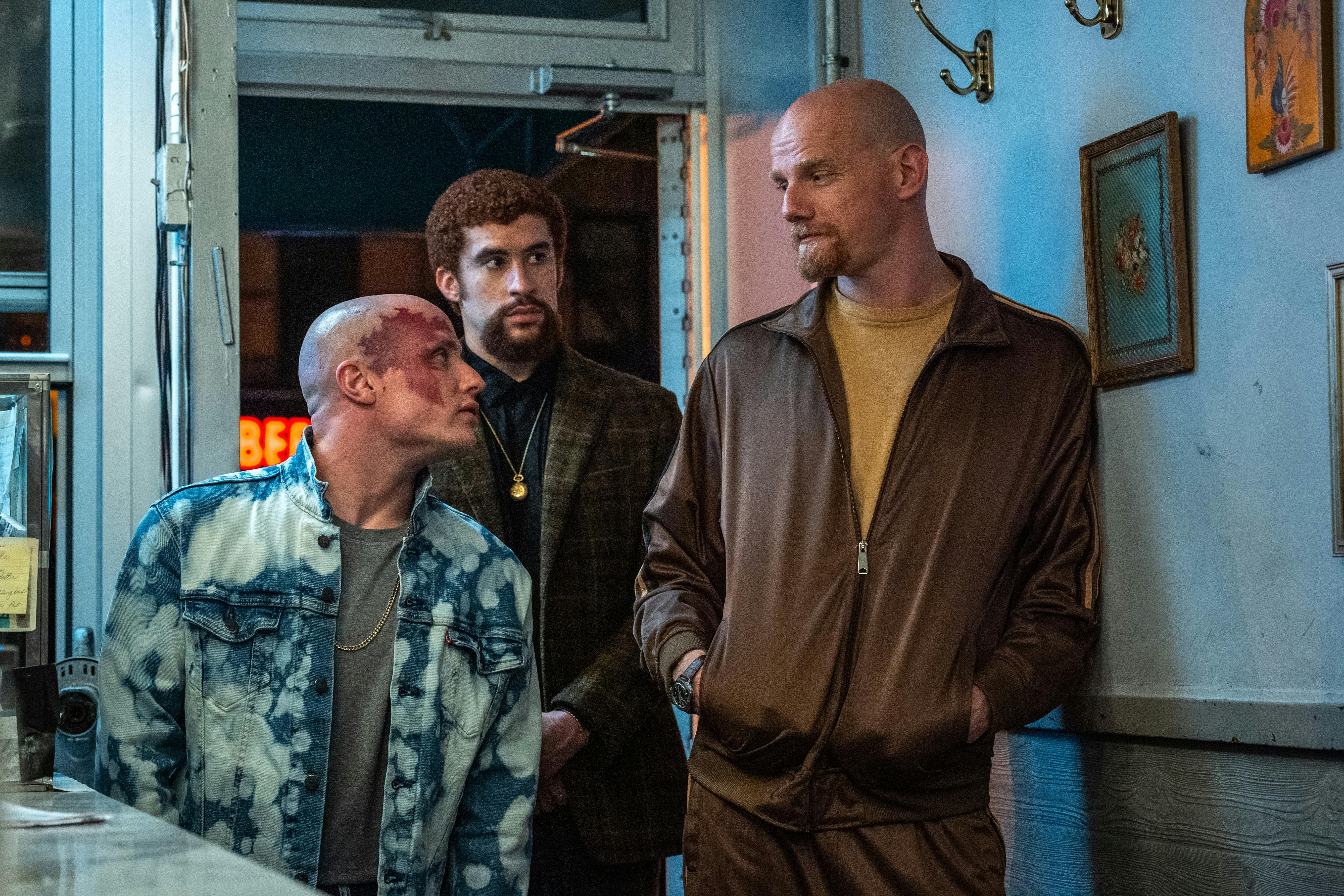 (l to r) Pavel (Nikita Kukushkin), Colorado (Bad Bunny), and Aleksei (Yuri Kolokolnikov) pay a visit to Hank in Columbia Pictures CAUGHT STEALING anmeldelse