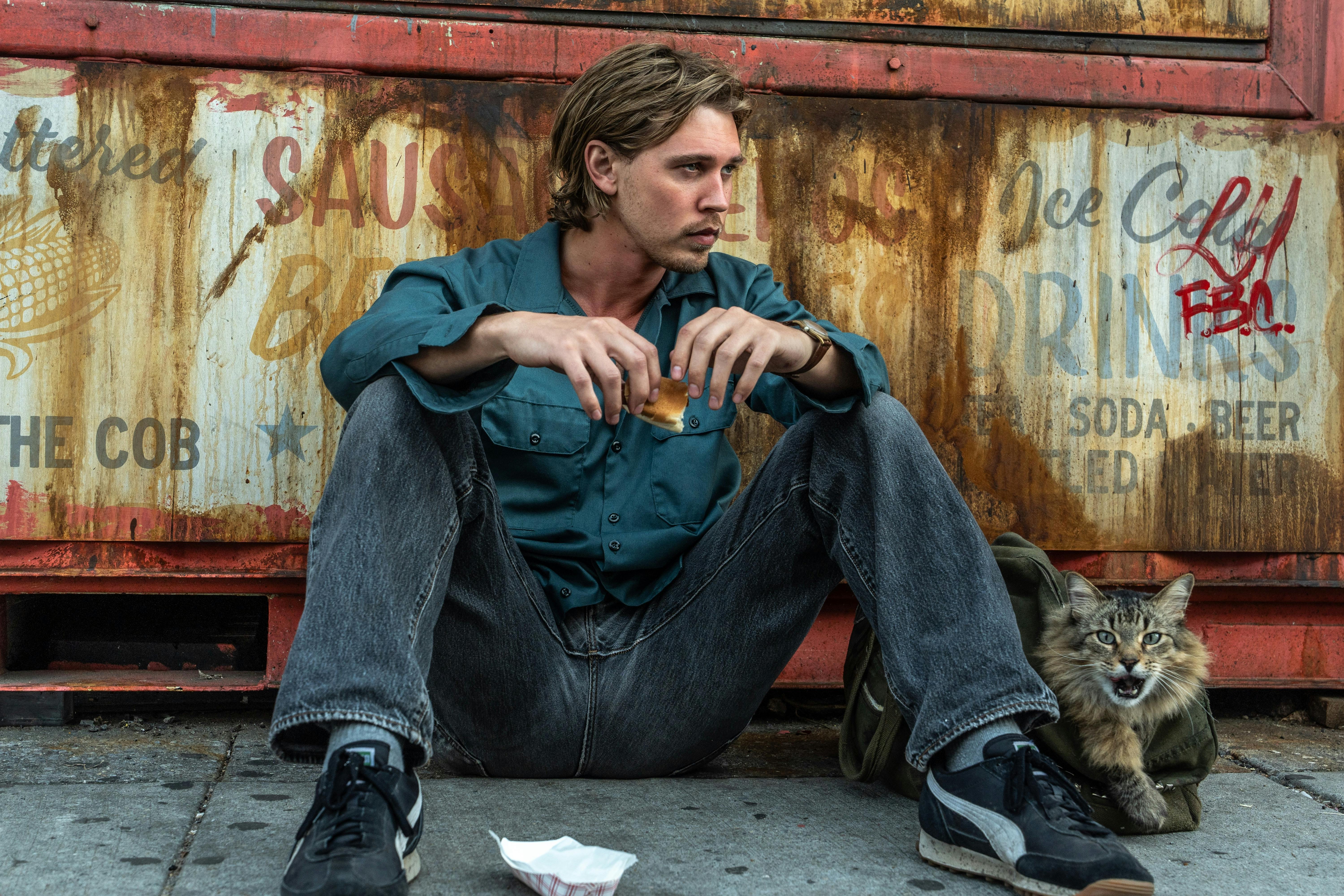 Hank (Austin Butler) with Bud ("Tonic" the cat) on Coney Island gains confidence in plotting his next move in Columbia Pictures CAUGHT STEALING anmeldelse