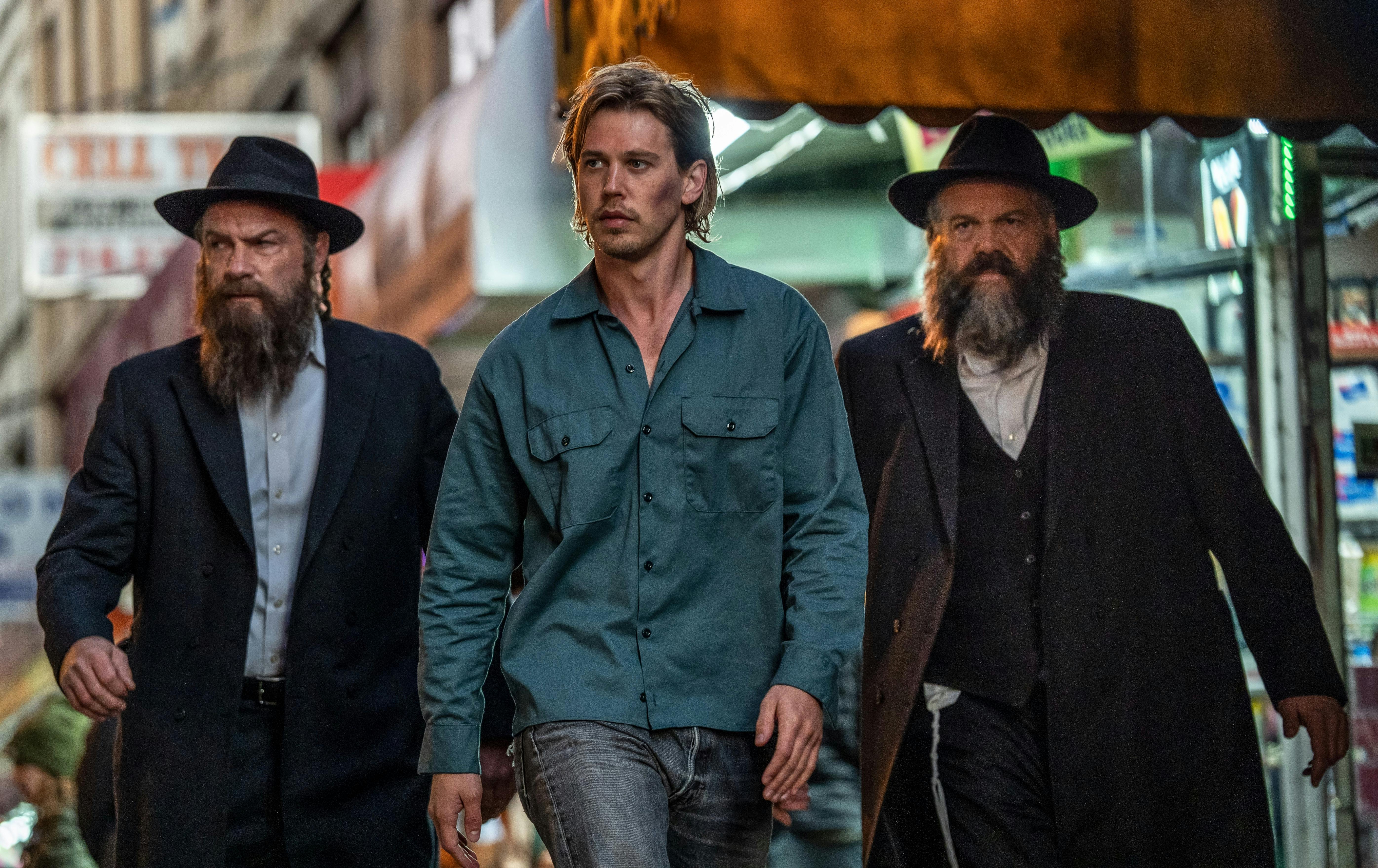 Hank (Austin Butler, center) works with Lipa (Liev Schreiber, left),  and Shmully (Vincent D'Onofrio, right) to find the hidden money in Columbia Pictures CAUGHT STEALING. photo by: Niko Tavernise