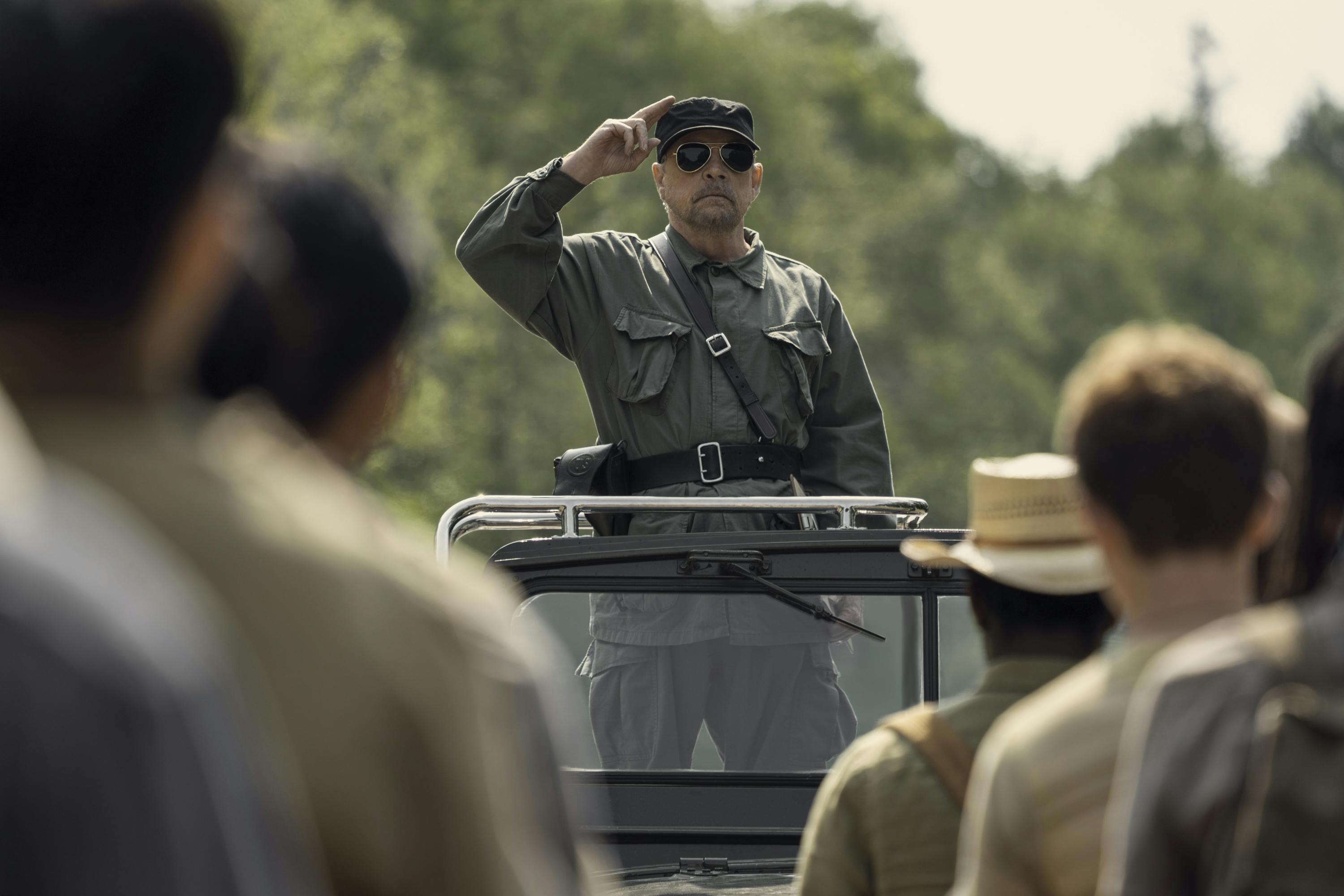 Mark Hamill as The Major in The Long Walk anmeldelse. Photo Credit: Murray Close/Lionsgate