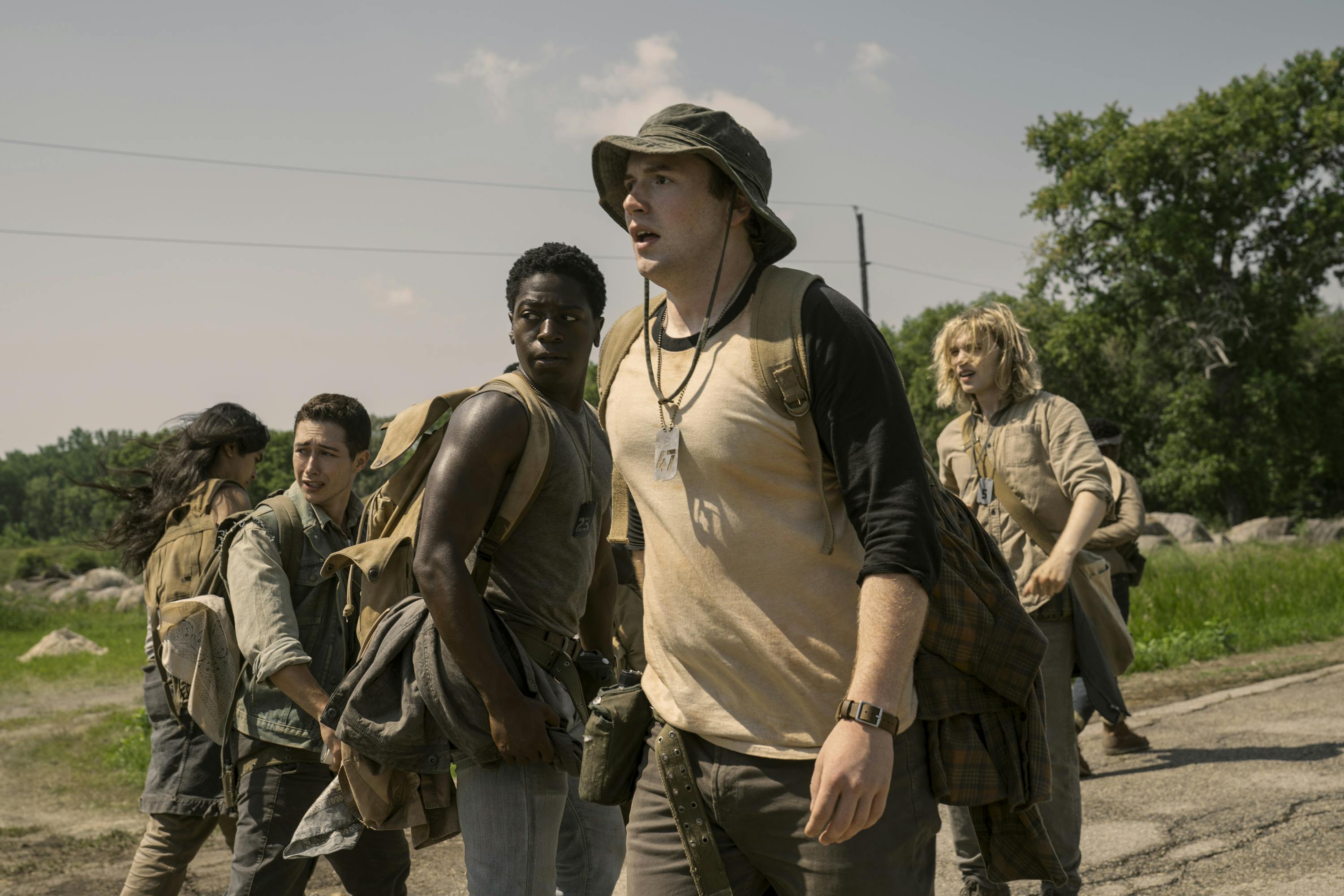 Joshua Odjick as Parker, Jordan Gonzalez as Harkness, David Jonsson as McVries, Cooper Hoffman as Garraty, and Charlie Plummer as Barkovitch in The Long Walk anmeldelse. Photo Credit: Murray Close/Lionsgate