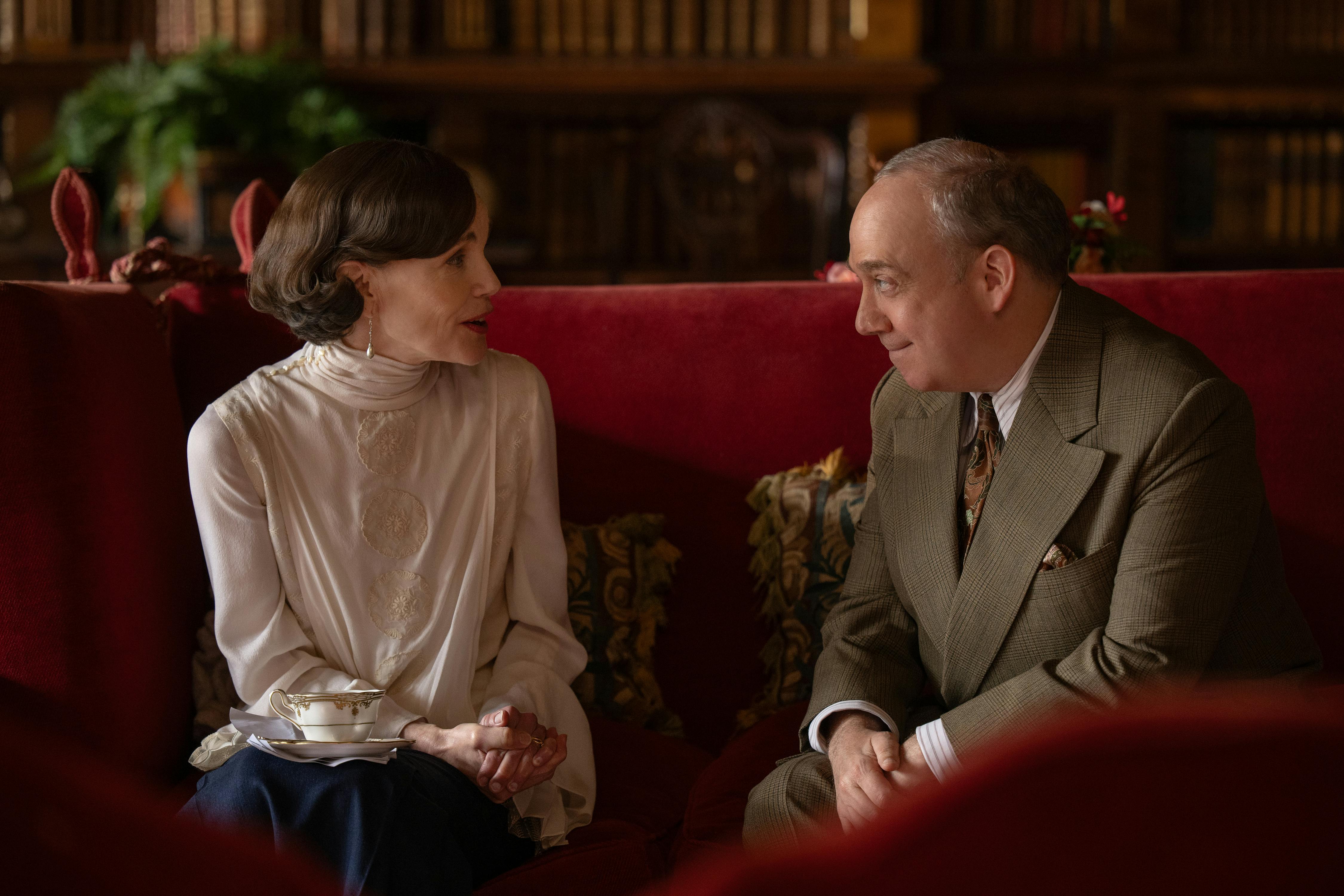 Elizabeth McGovern stars as Cora Grantham and Paul Giamatti as Harold Levinson in DOWNTON ABBEY: The Grand Finale den store finale anmeldelse