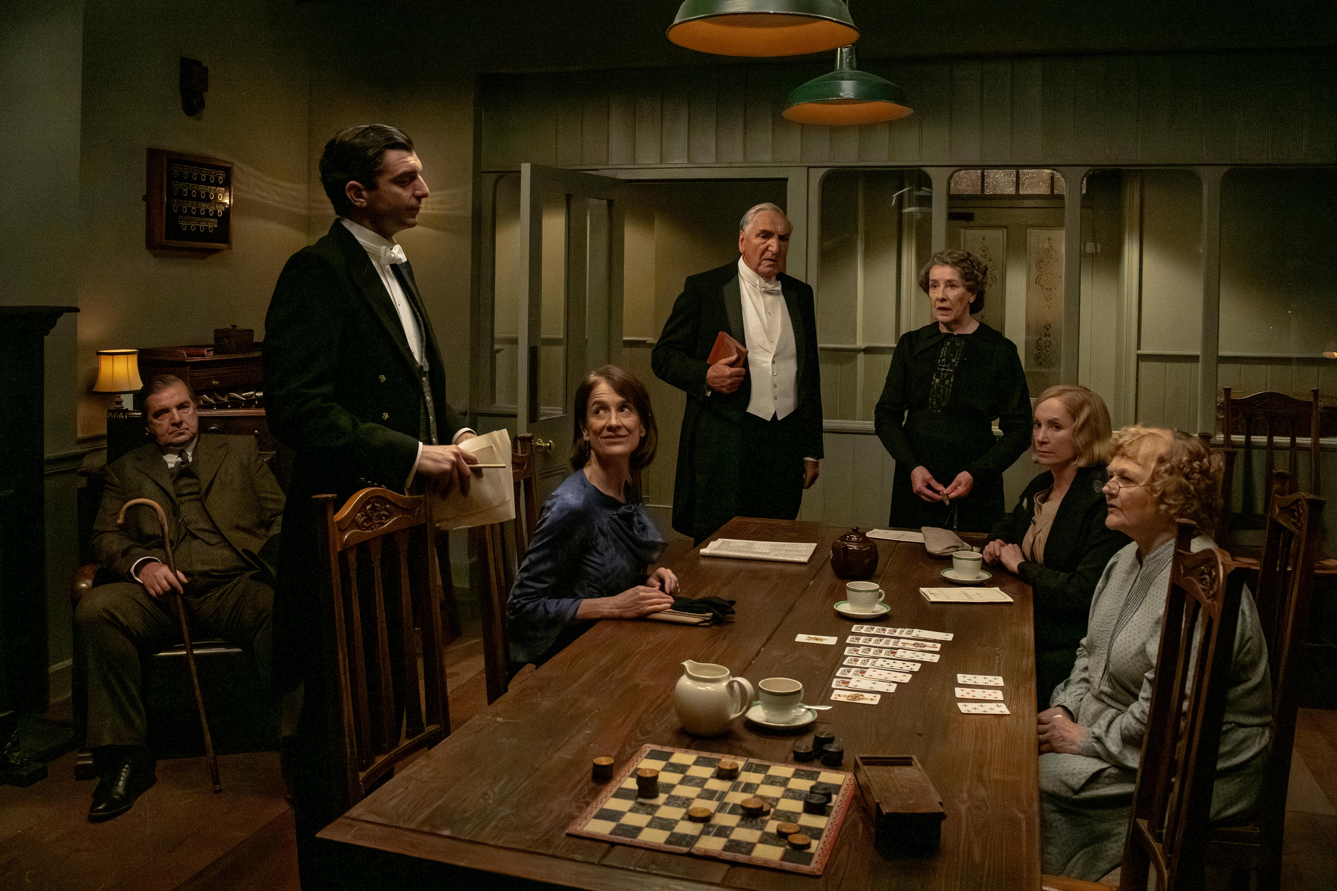 Brendan Coyle stars as Mr. Bates, Michael Fox as Andy Parker, Raquel Cassidy as Miss Baxter, Jim Carter as Mr. Carson, Phyllis Logan as Mrs. Hughes, Joanne Froggatt as Anna Bates and Lesley Nicol as Mrs. Patmore in DOWNTON ABBEY: The Grand Finale den store finale anmeldelse