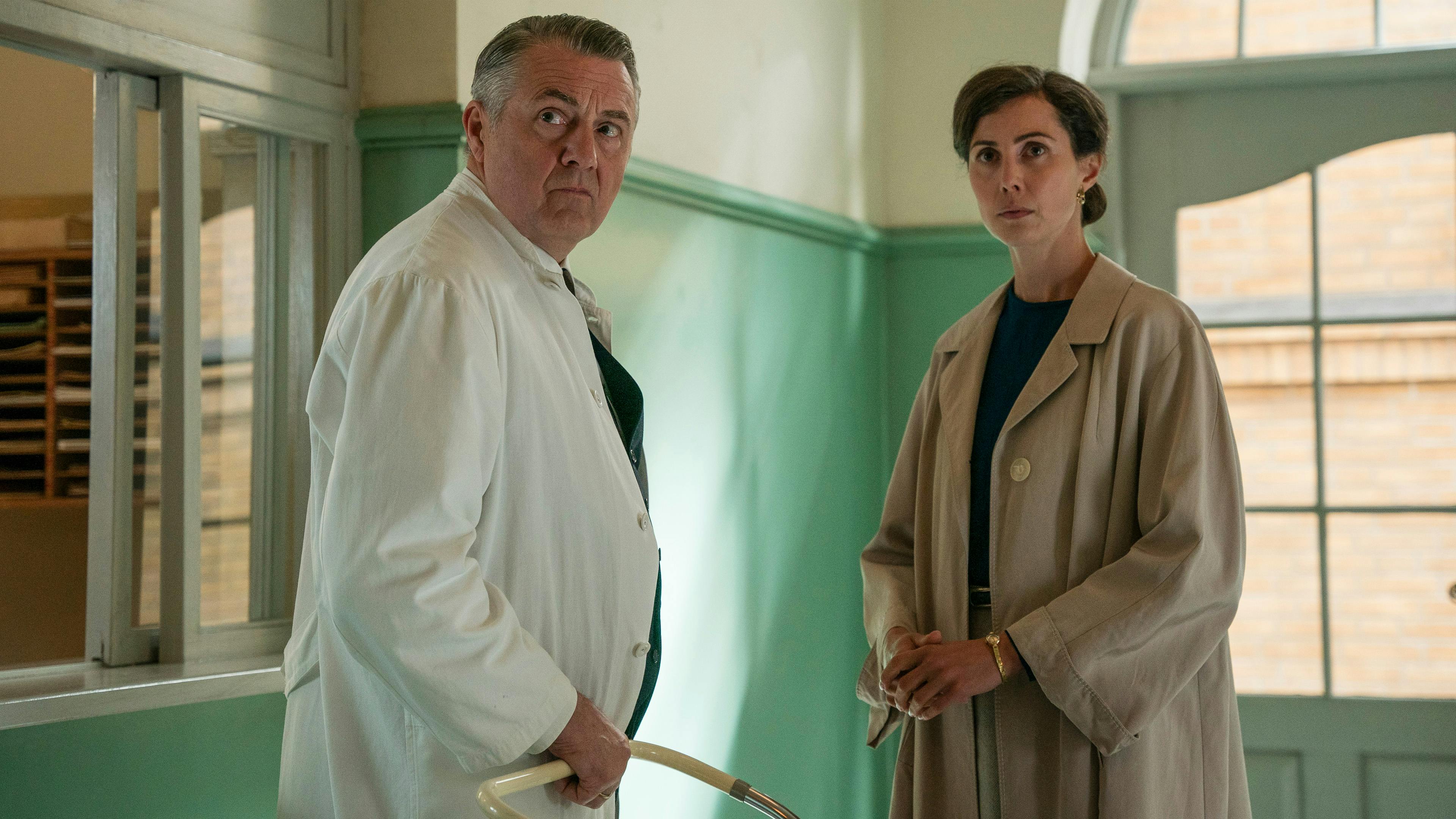 Bent Neergaard (Jens Jørn Spottag) og Nina Neergaard (Katrine Greis-Rosenthal) i syvende sæson af 'Sygeplejeskolen'