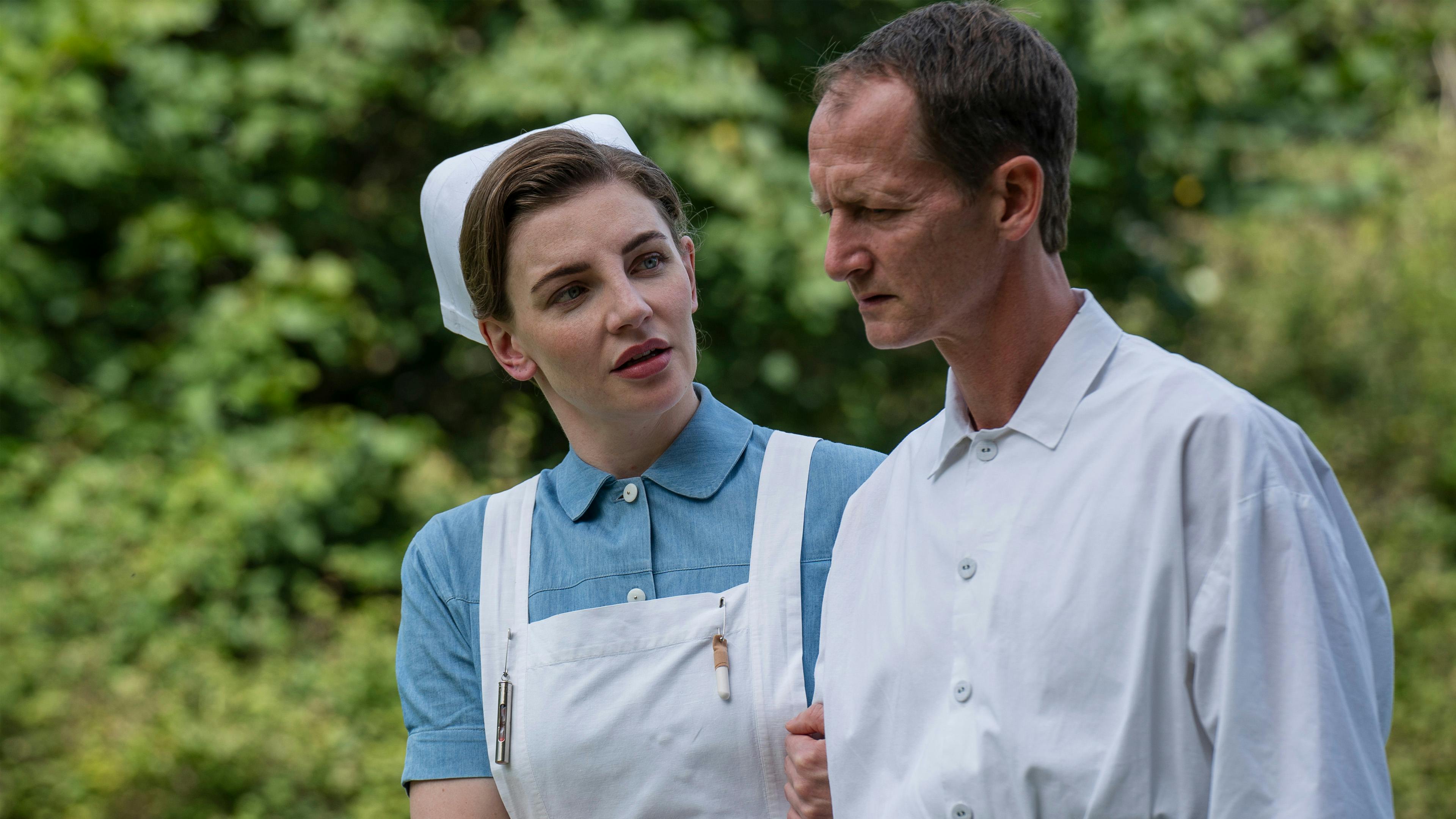 Anna Rosenfeld (Molly Egelind) og Hr. Krogh (Joen Højerslev) i syvende sæson af 'Sygeplejeskolen'