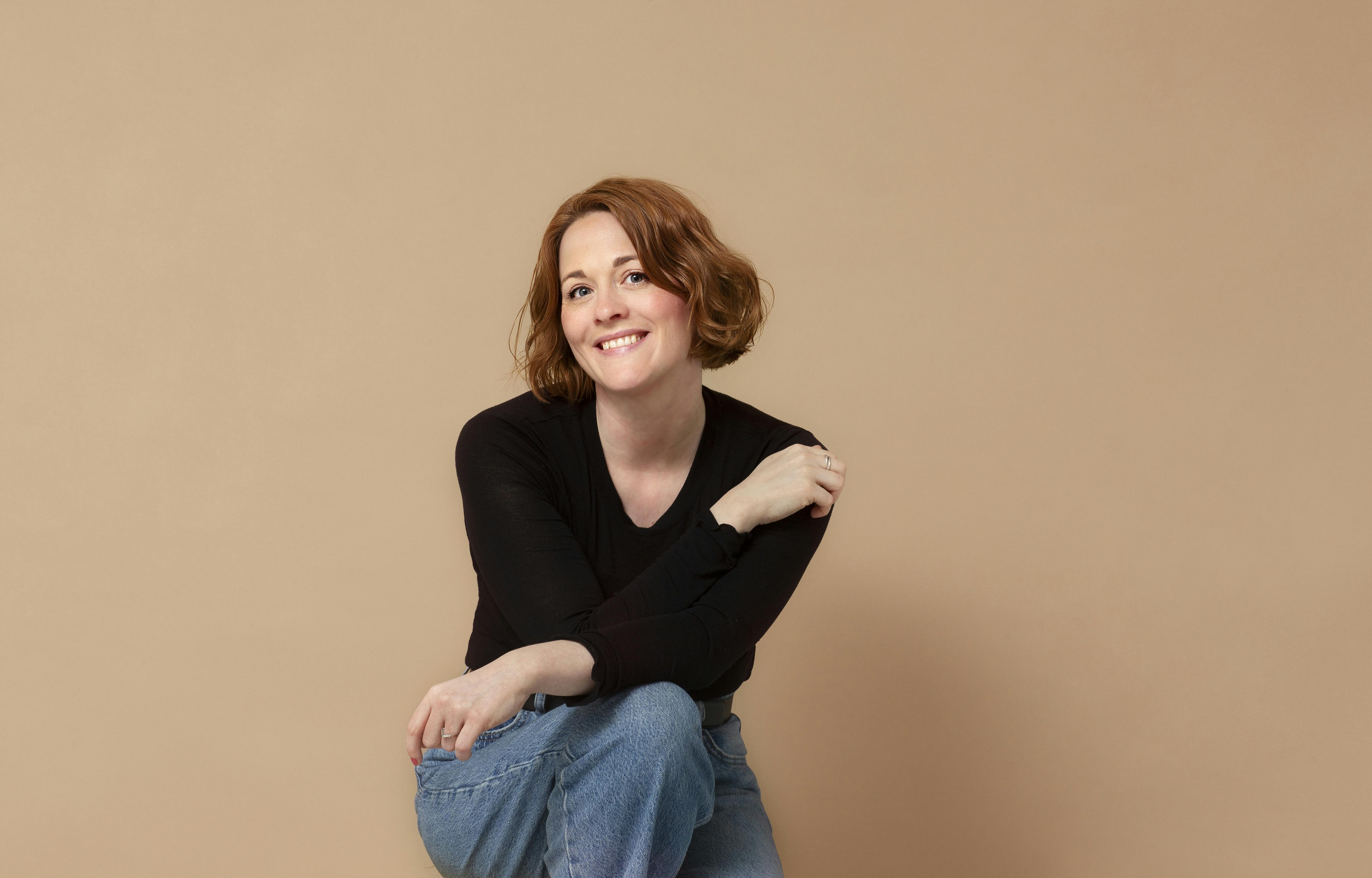 – Romantik handler ofte ikke om store ord og kæmpe gerninger, men om at blive set, fortæller Thea Rytter, der debuterer med en ny bog inden for romancegenren