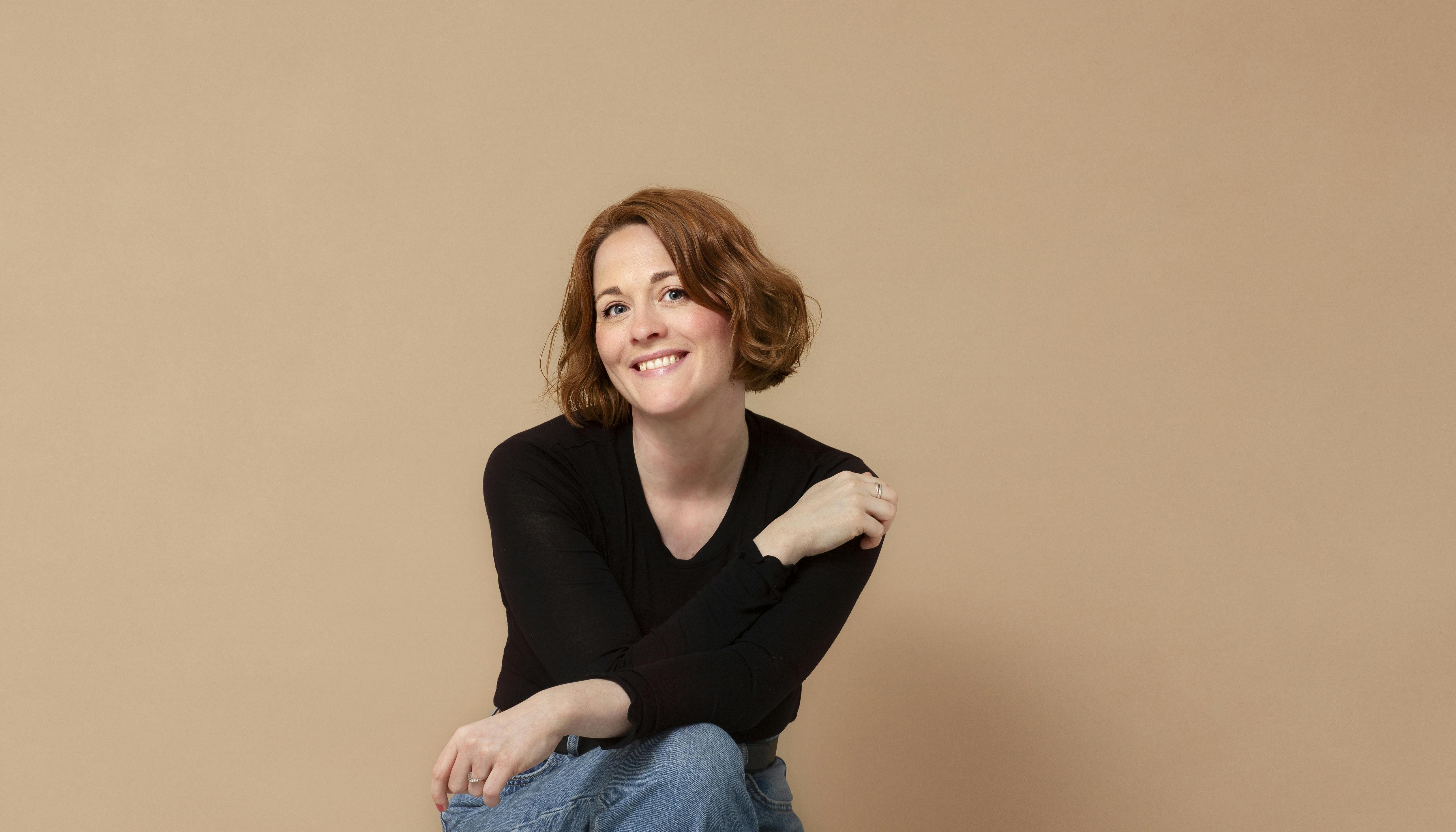 – Romantik handler ofte ikke om store ord og kæmpe gerninger, men om at blive set, fortæller Thea Rytter, der debuterer med en ny bog inden for romancegenren