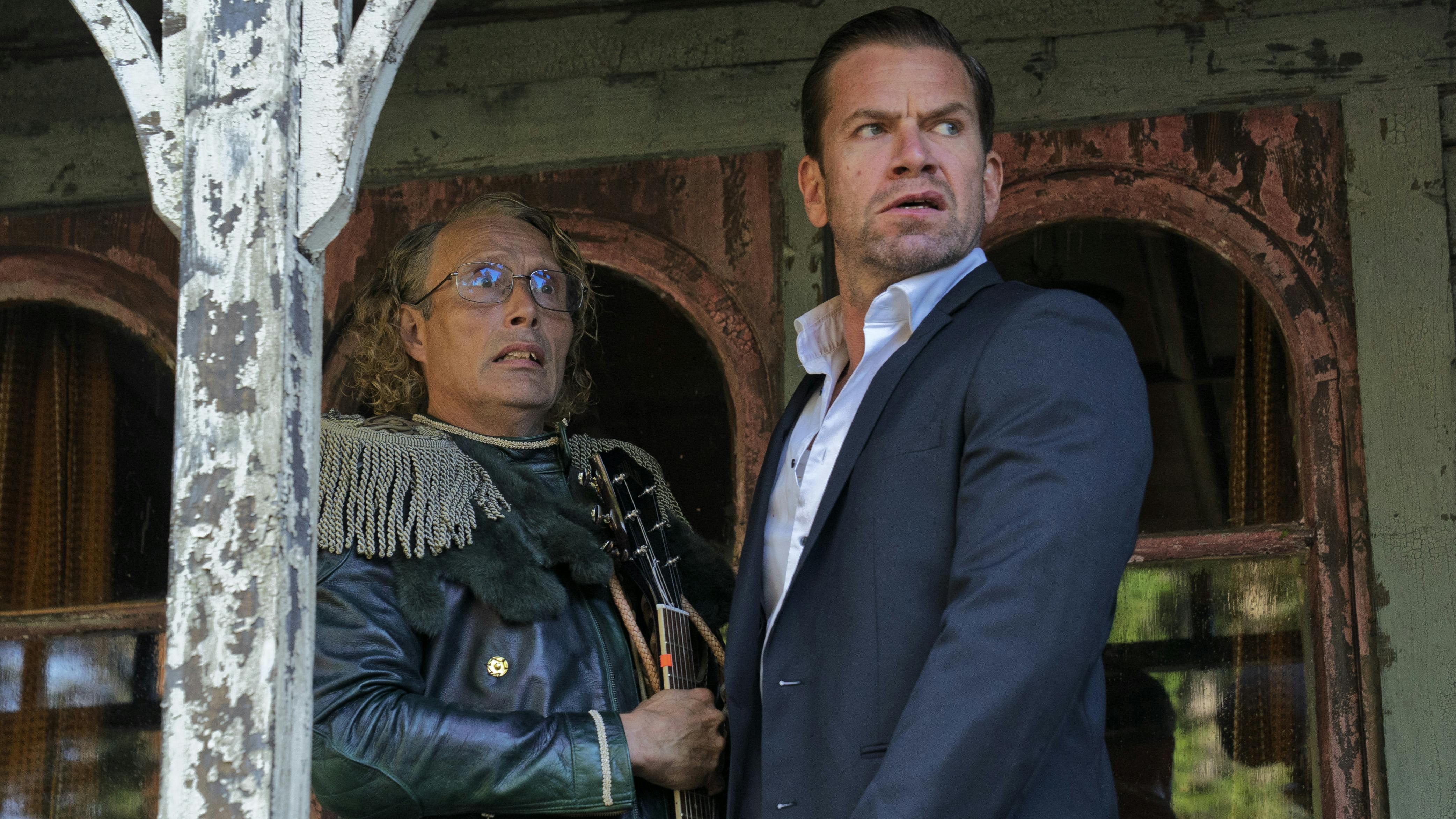 Mads Mikkelsen og Nikolaj Lie Kaas i 'Den sidste viking' af Anders Thomas Jensen