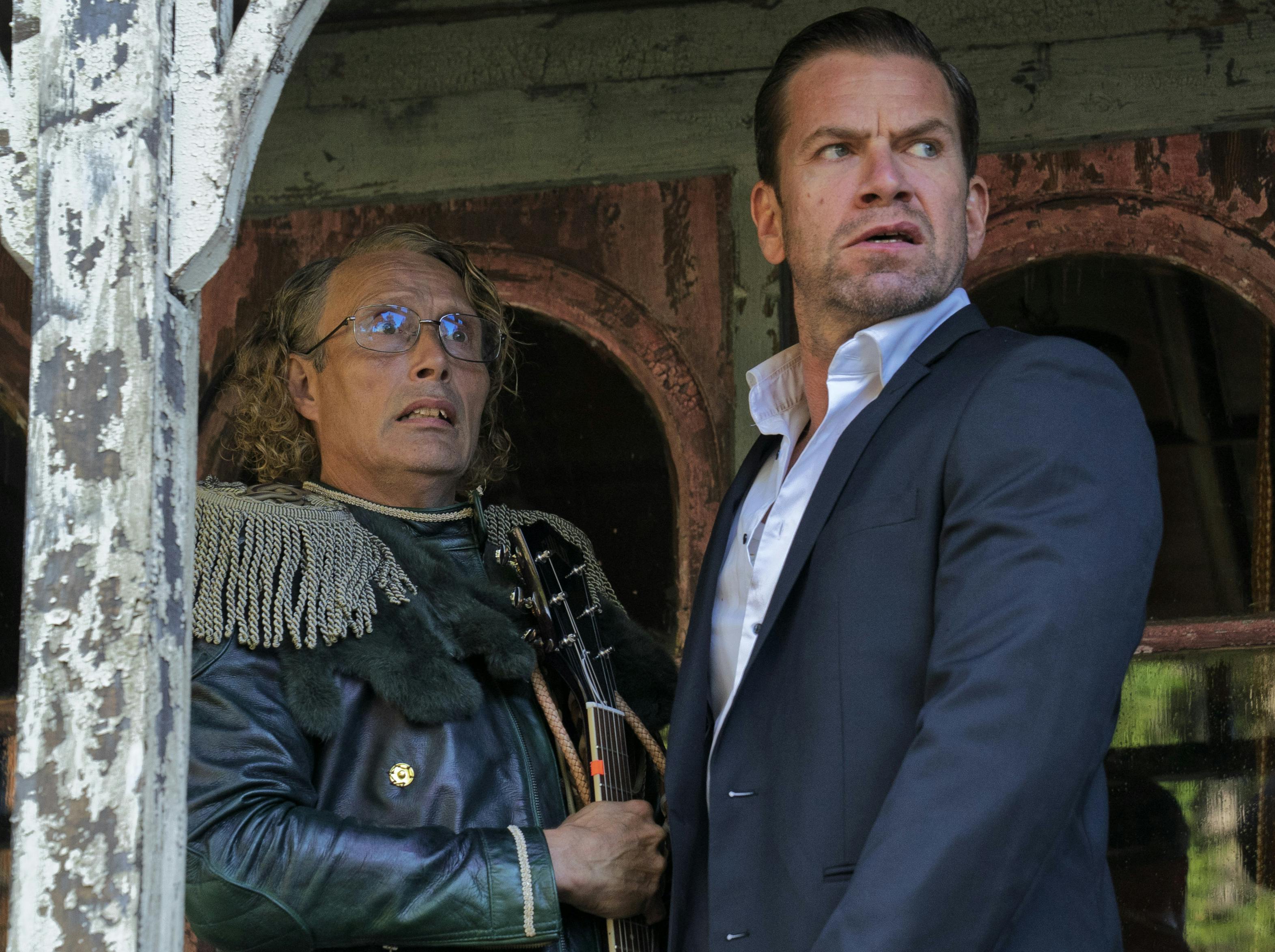 Mads Mikkelsen og Nikolaj Lie Kaas i 'Den sidste viking' af Anders Thomas Jensen