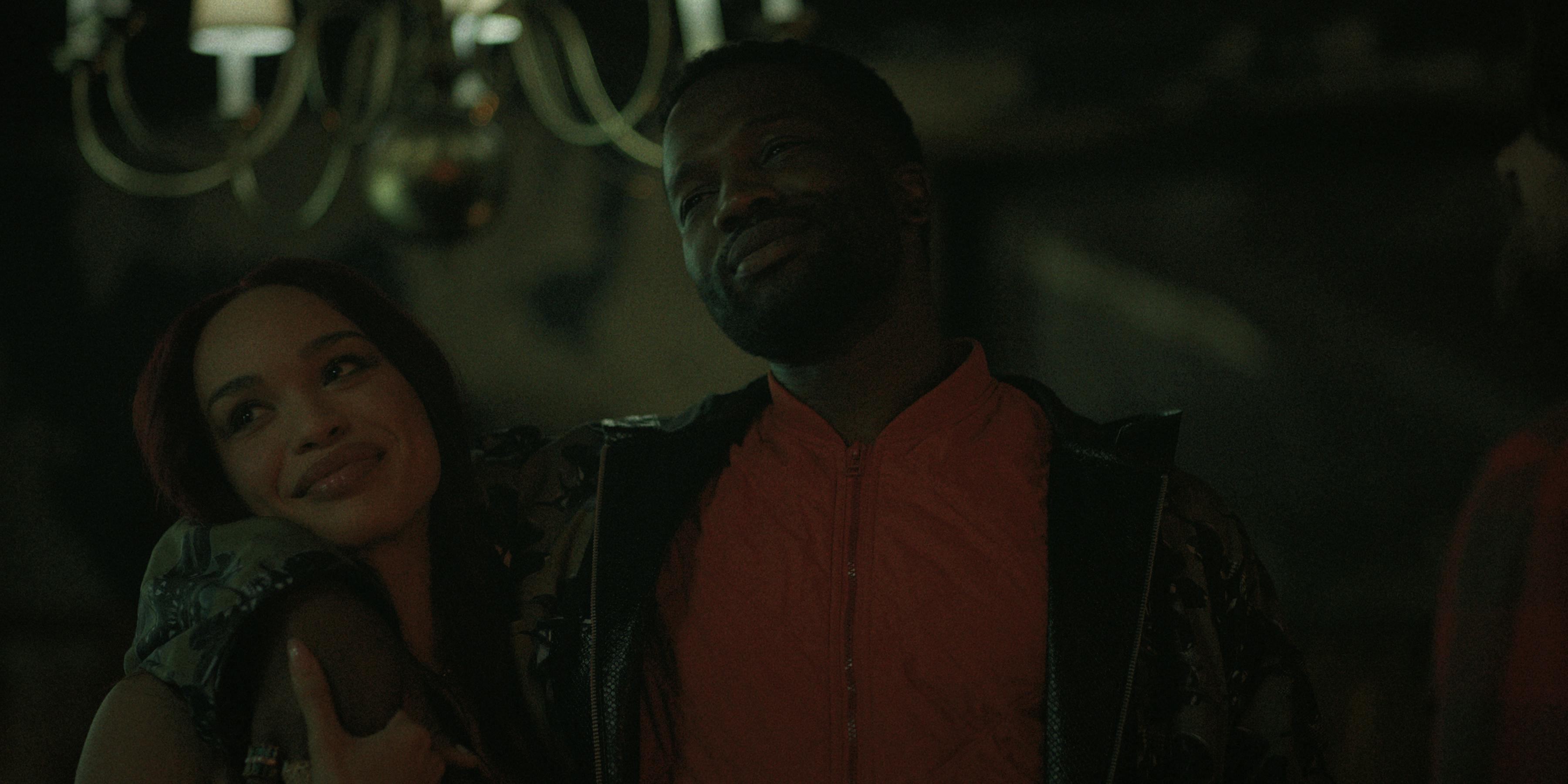 Black Rabbit anmeldelse. (L to R) Cleopatra Coleman as Estelle, Sope Dirisu as Wes in episode 101 of Black Rabbit. Cr. Courtesy of Netflix © 2025