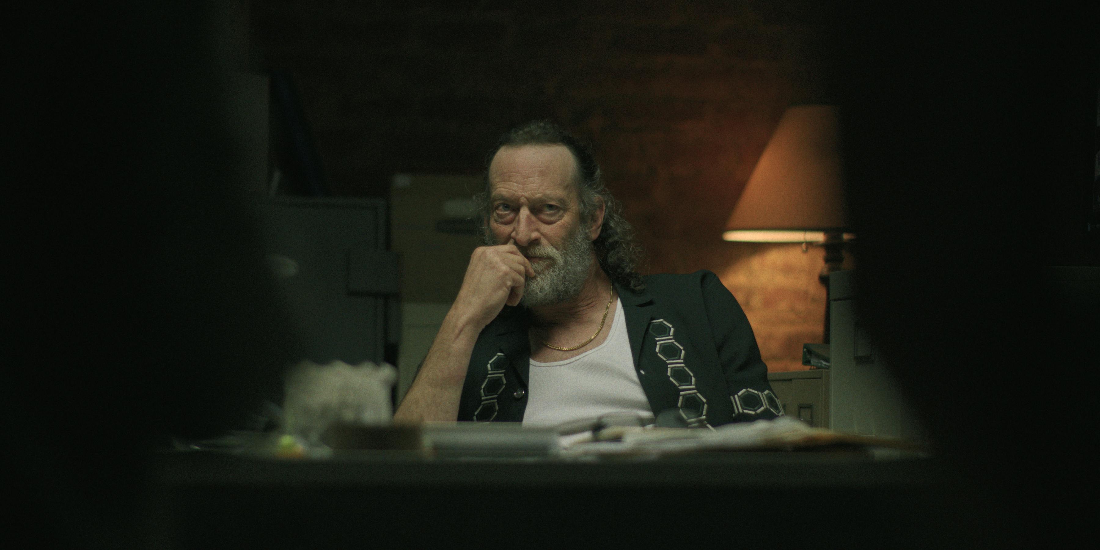 Black Rabbit anmeldelse. Troy Kotsur as Mancuso in episode 102 of Black Rabbit. Cr. Courtesy of Netflix © 2025