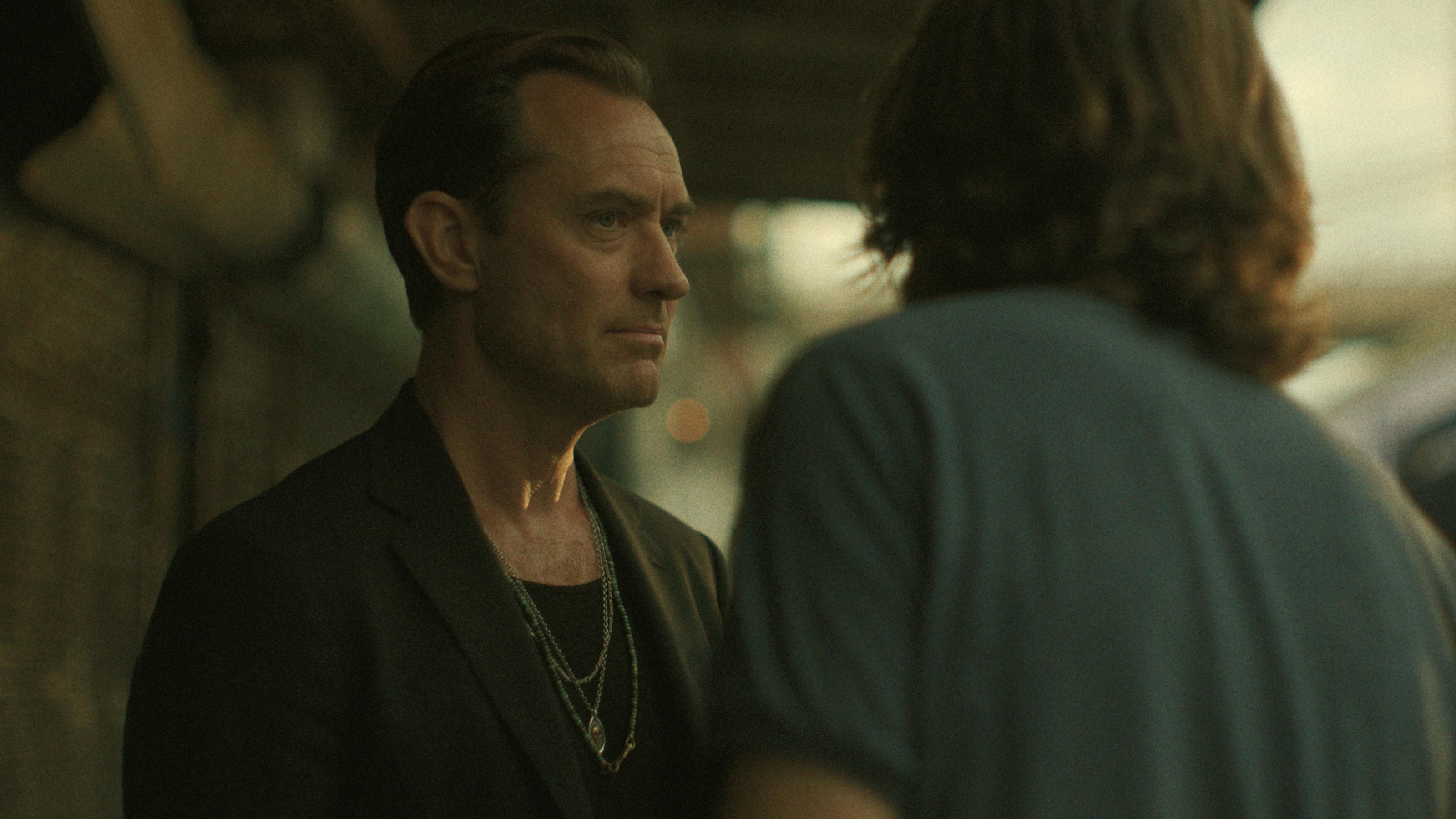 Black Rabbit anmeldelse. Jude Law as Jake in episode 104 of Black Rabbit. Cr. Courtesy of Netflix © 2025