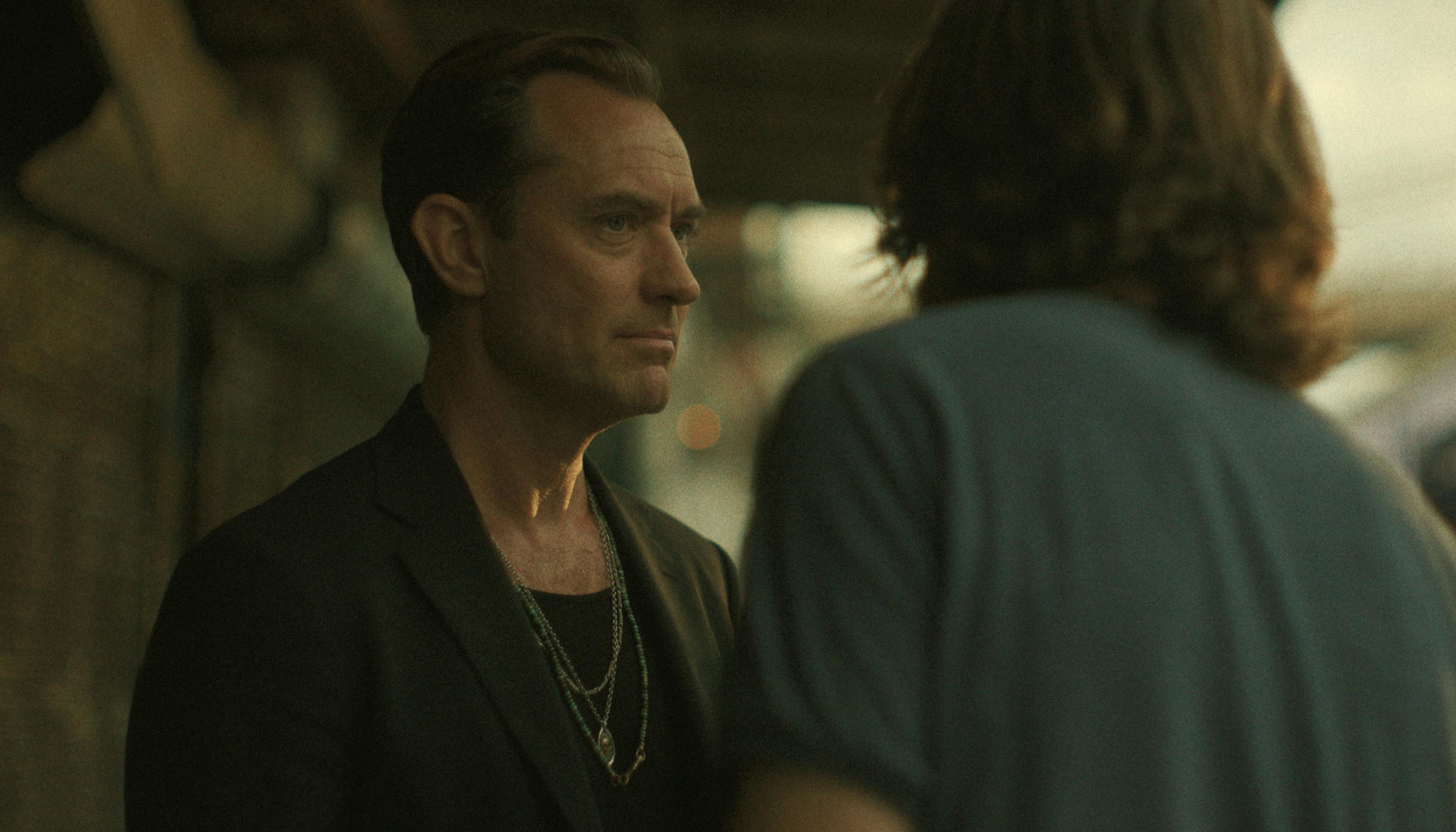 Black Rabbit anmeldelse. Jude Law as Jake in episode 104 of Black Rabbit. Cr. Courtesy of Netflix © 2025