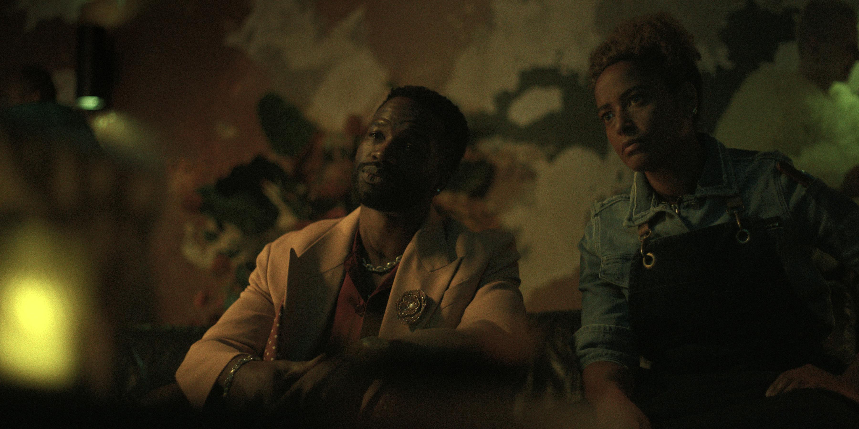 Black Rabbit anmeldelse. (L to R) Sope Dirisu as Wes, Amaka Okafor as Roxie in episode 106 of Black Rabbit. Cr. Courtesy of Netflix © 2025