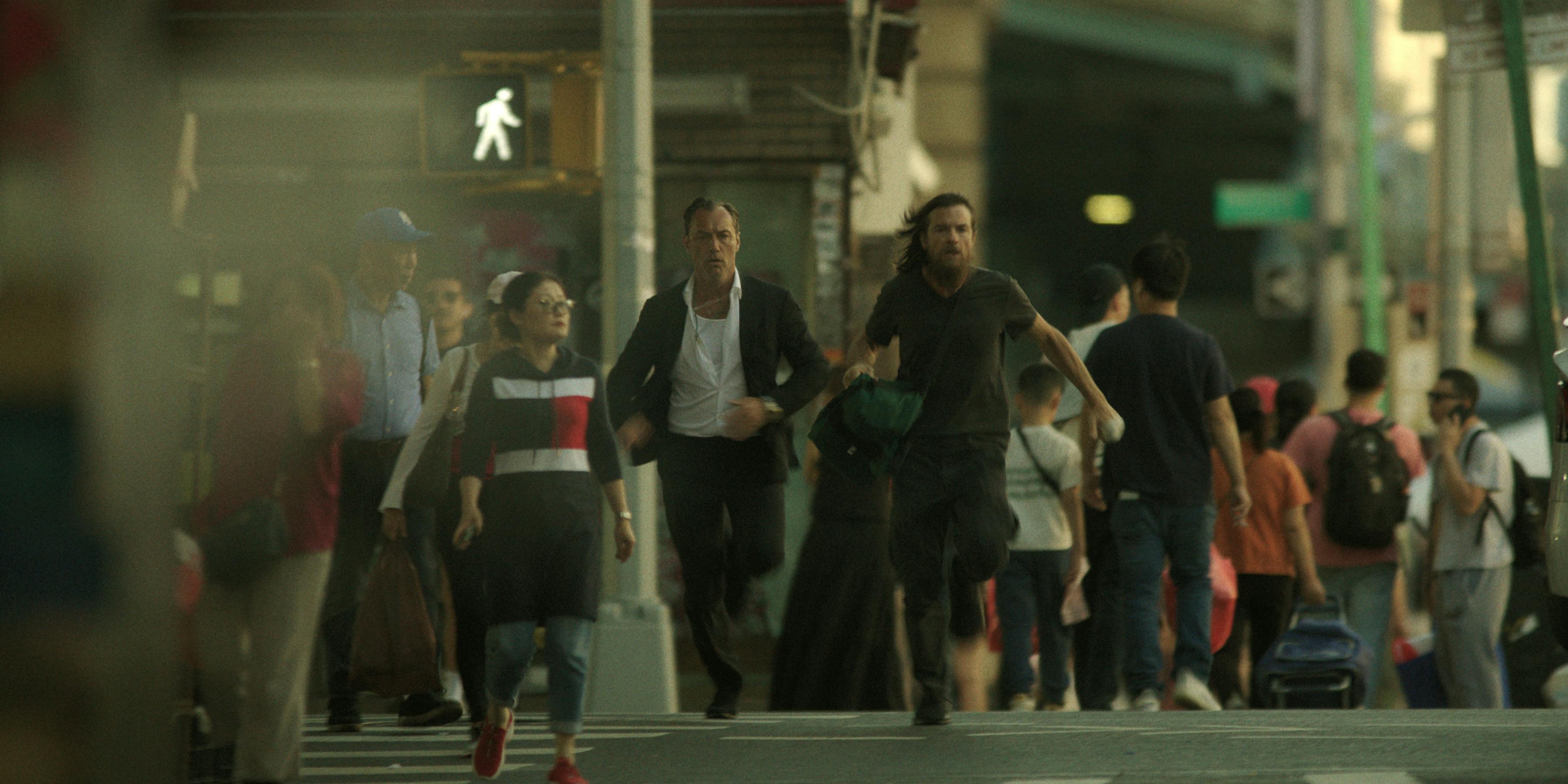 Black Rabbit anmeldelse. (L to R) Jude Law as Jake, Jason Bateman as Vince in episode 108 of Black Rabbit. Cr. Courtesy of Netflix © 2025