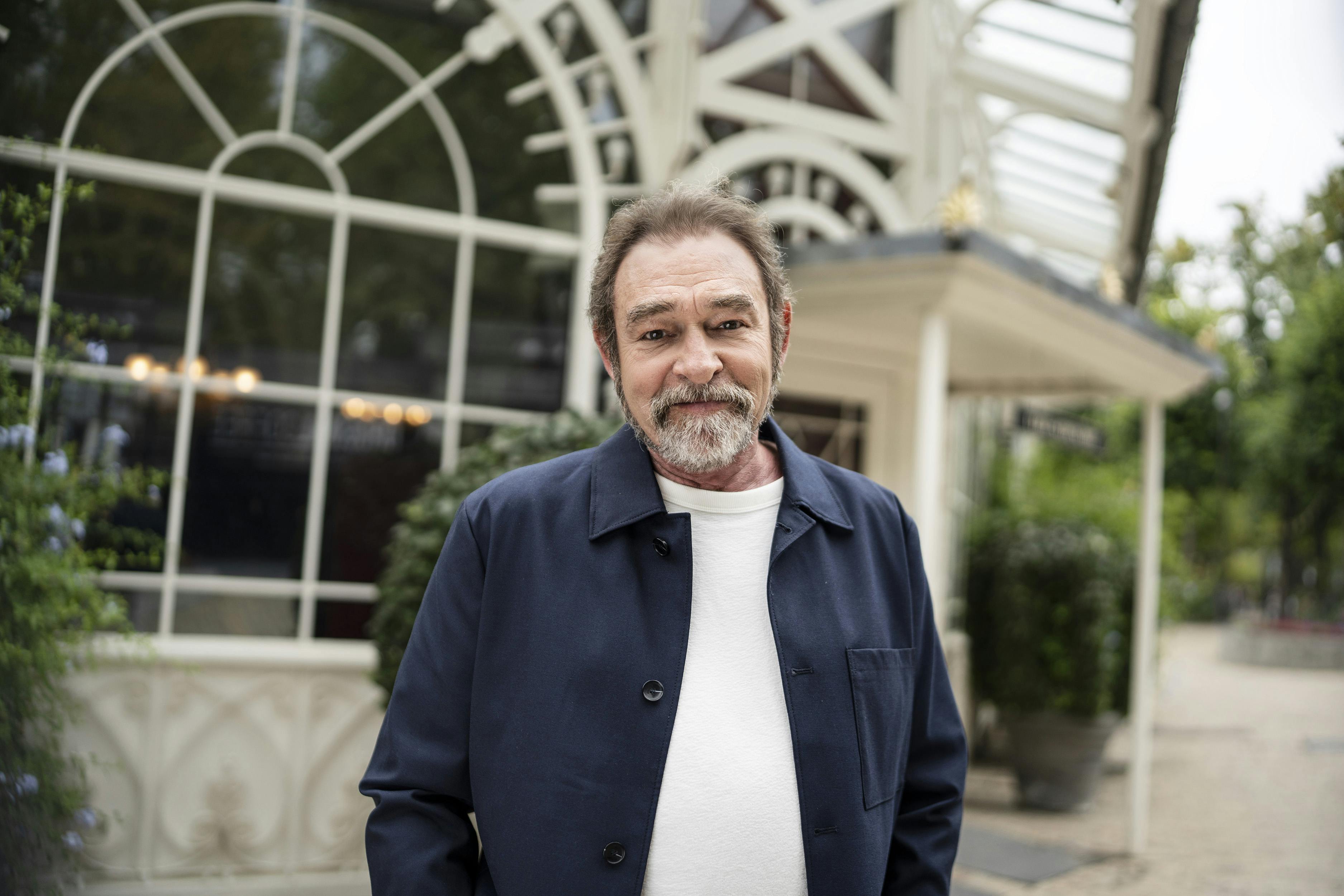 Efter en turbulent sæson med Linda P ved roret har Tivoli nu fundet hendes afløser: Instruktøren Martin Miehe-Renard skal i 2026 stå i spidsen for et helt nyt revyhold i Glassalen