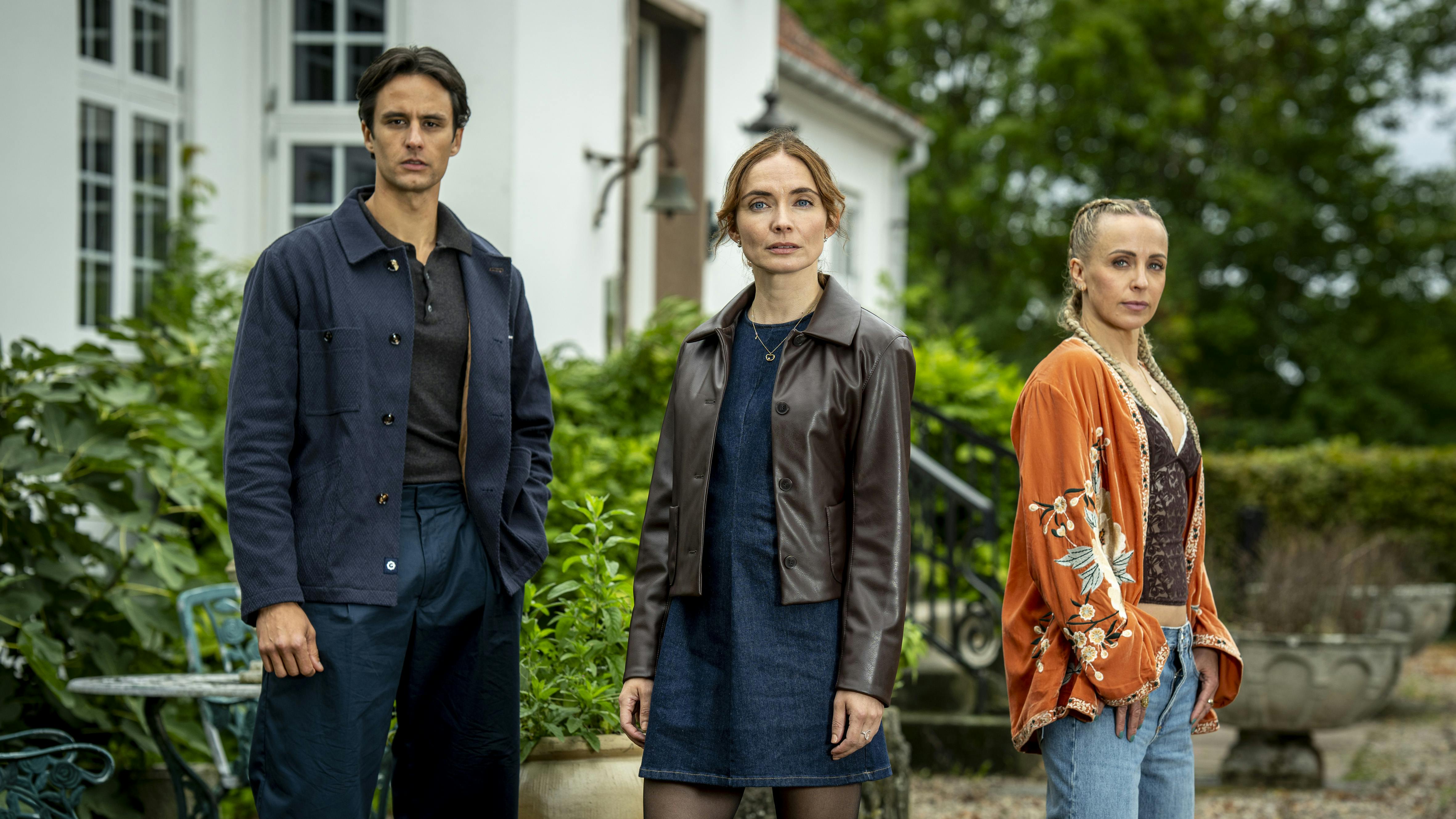 Youssef Wayne Hvidtfeldt, Neel Rønholt og Julie R. Ølgaard i 'Dobbeltspil'