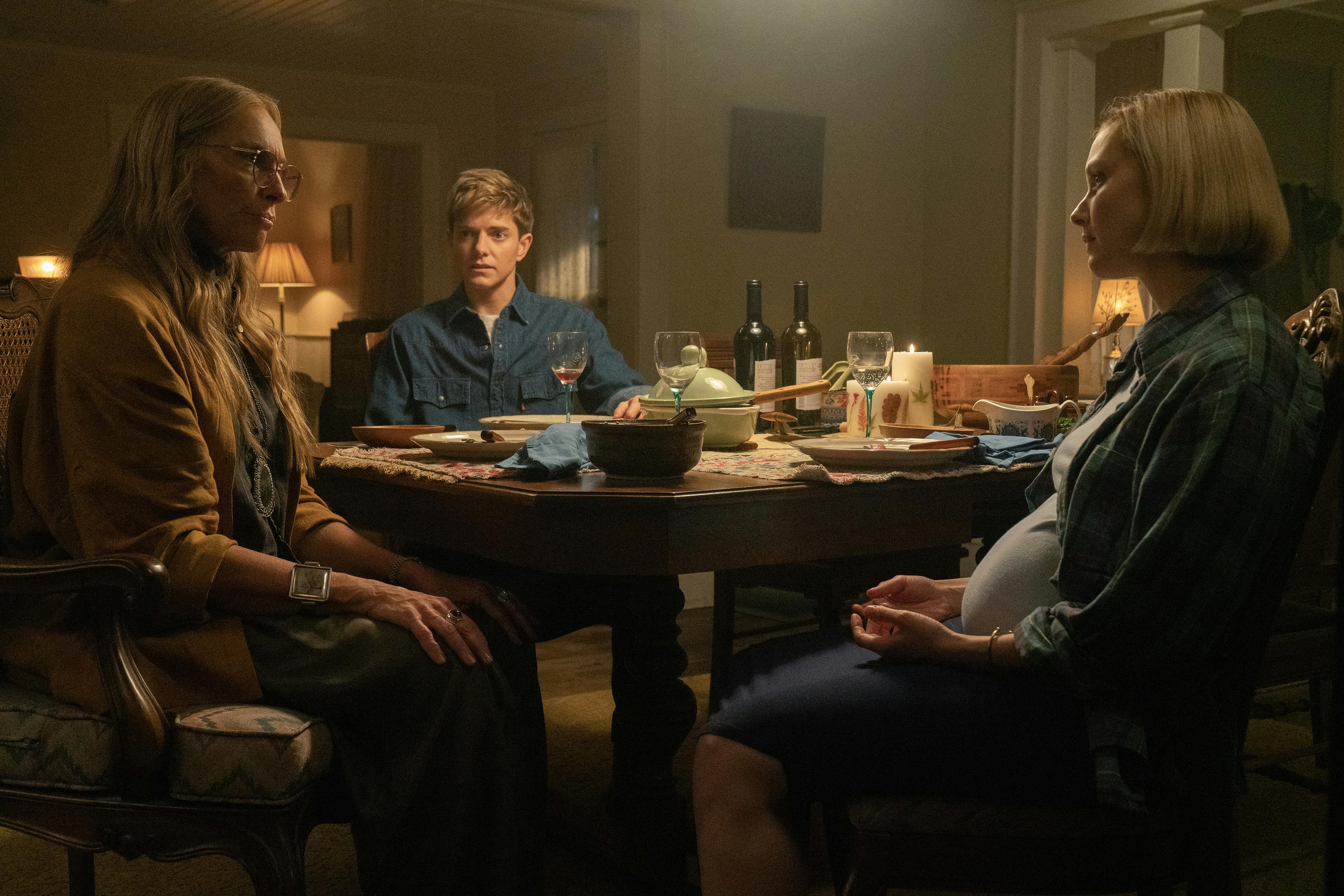 WAYWARD anmeldelse. (L to R) Toni Collette as Evelyn, Mae Martin as Alex Dempsey, and Sarah Gadon as Laura in episode 102 of Wayward. Cr. Michael Gibson/Netflix© 2024